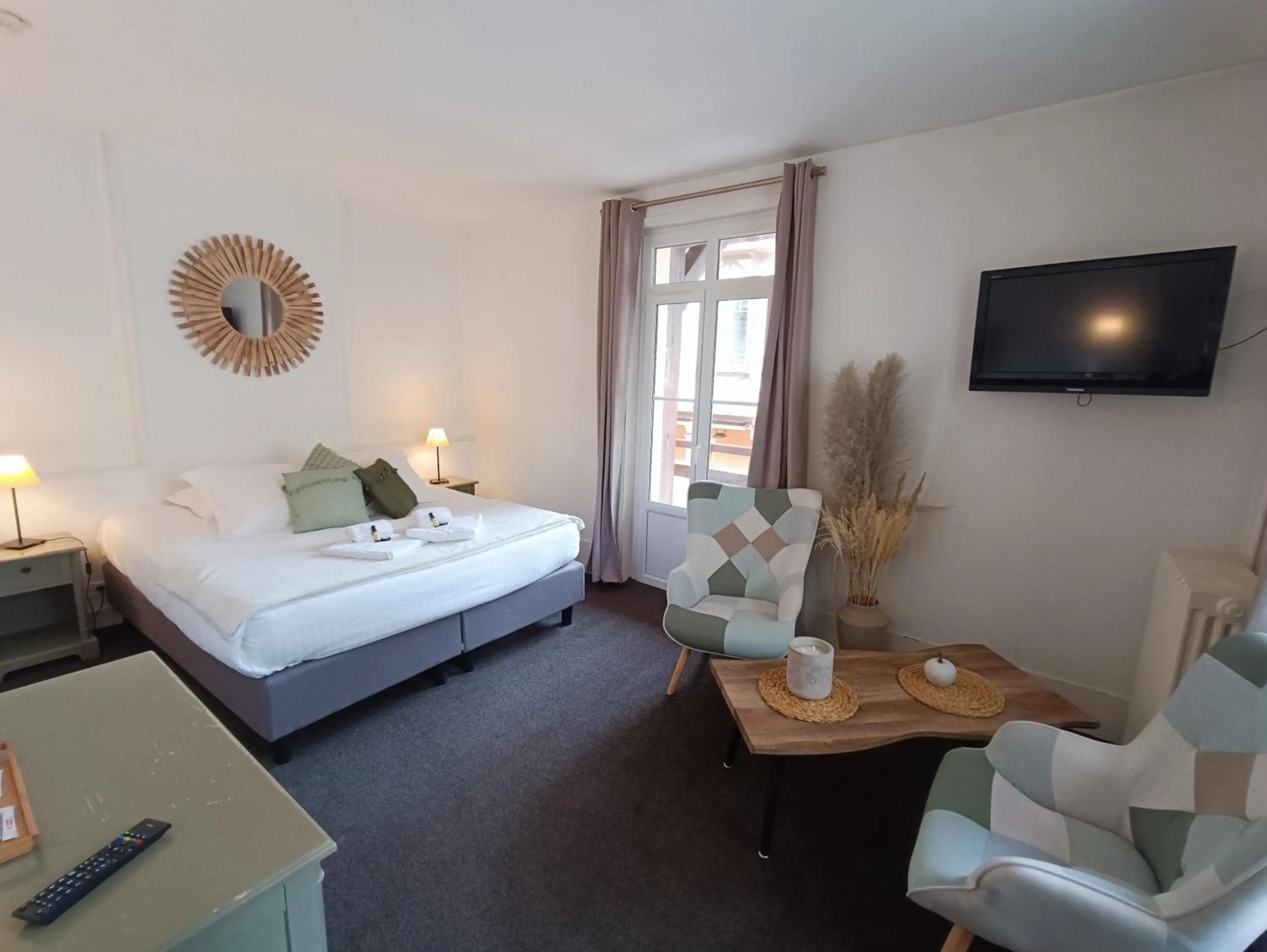 Photo of the whole room, Bed in Chambres d'Hôtes La petite Salamandre