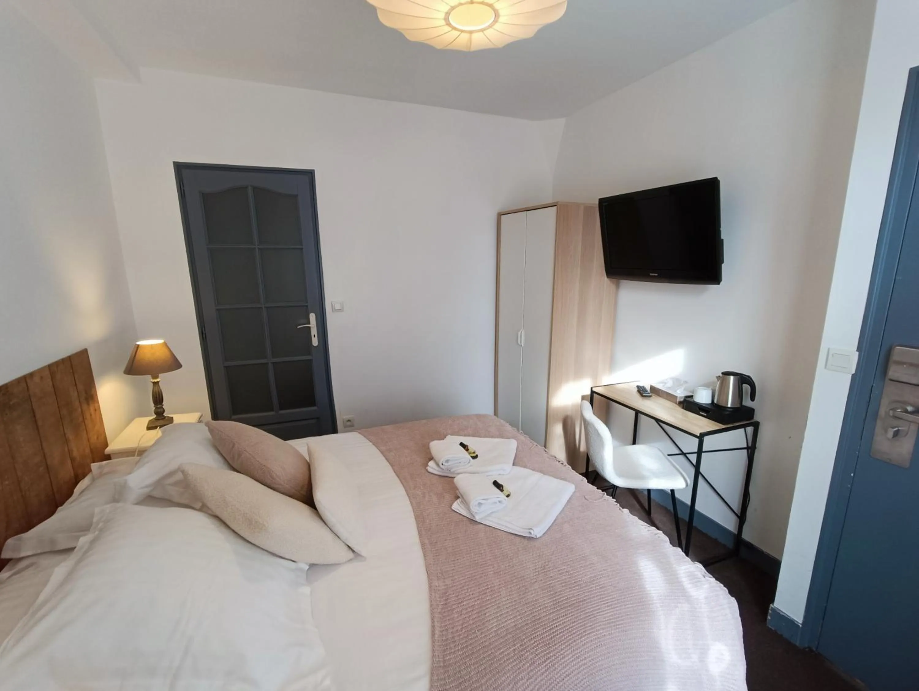 Photo of the whole room, Bed in Chambres d'Hôtes La petite Salamandre