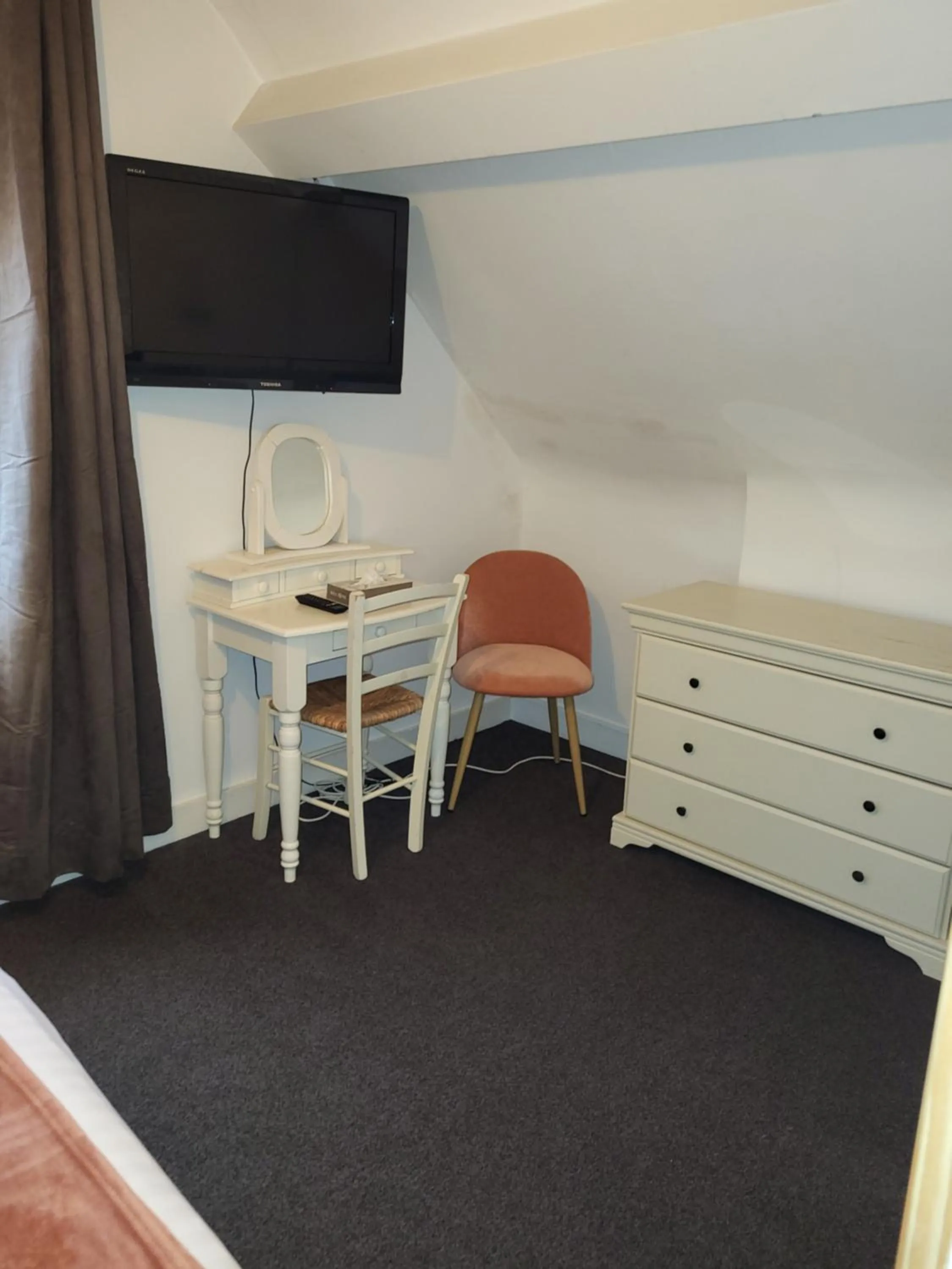 Photo of the whole room in Chambres d'Hôtes La petite Salamandre