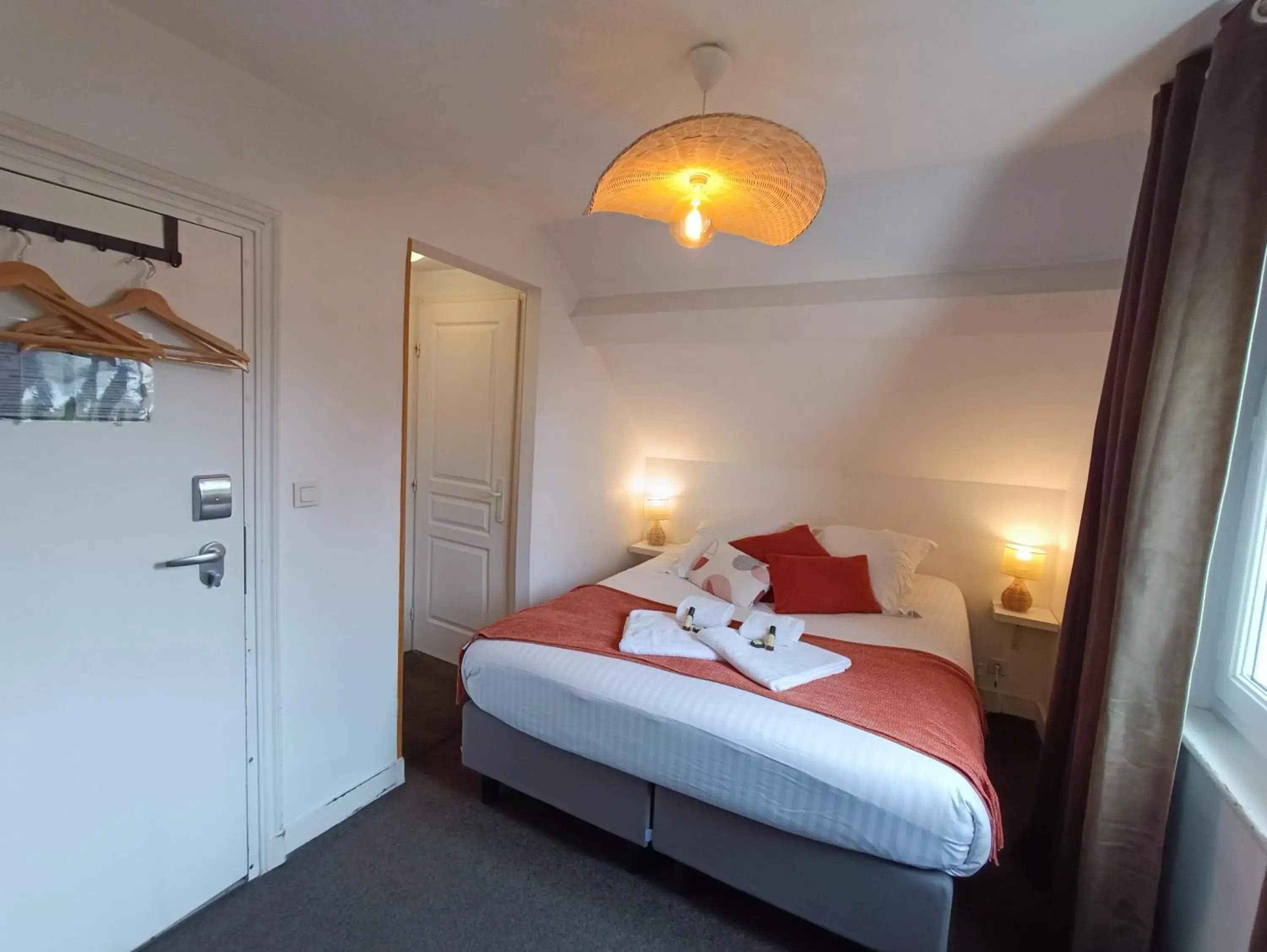 Double Room with Hot Tub in Chambres d'Hôtes La petite Salamandre Double Room with Hot Tub in Chambres d'Hôtes La petite Salamandre