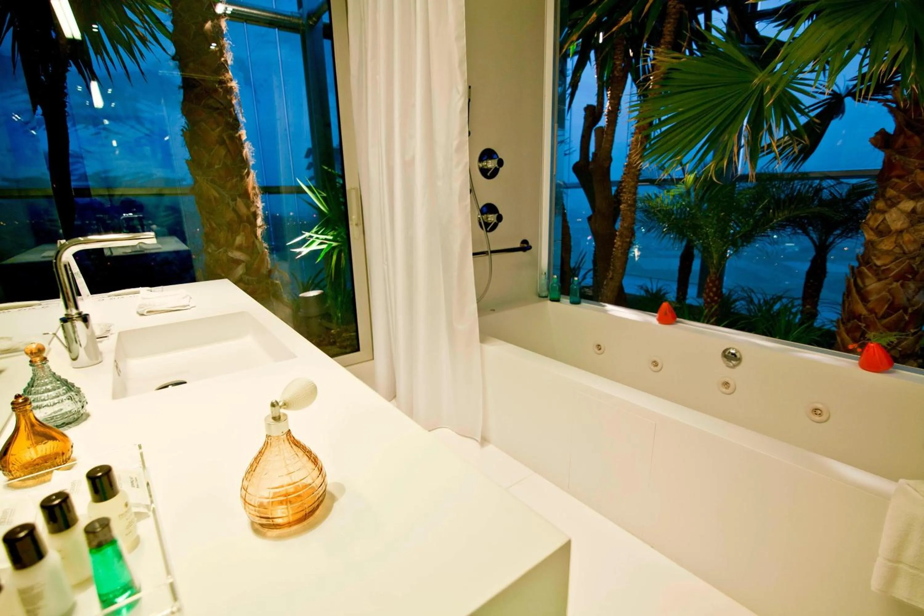 Bathroom in Renaissance Barcelona Fira Hotel