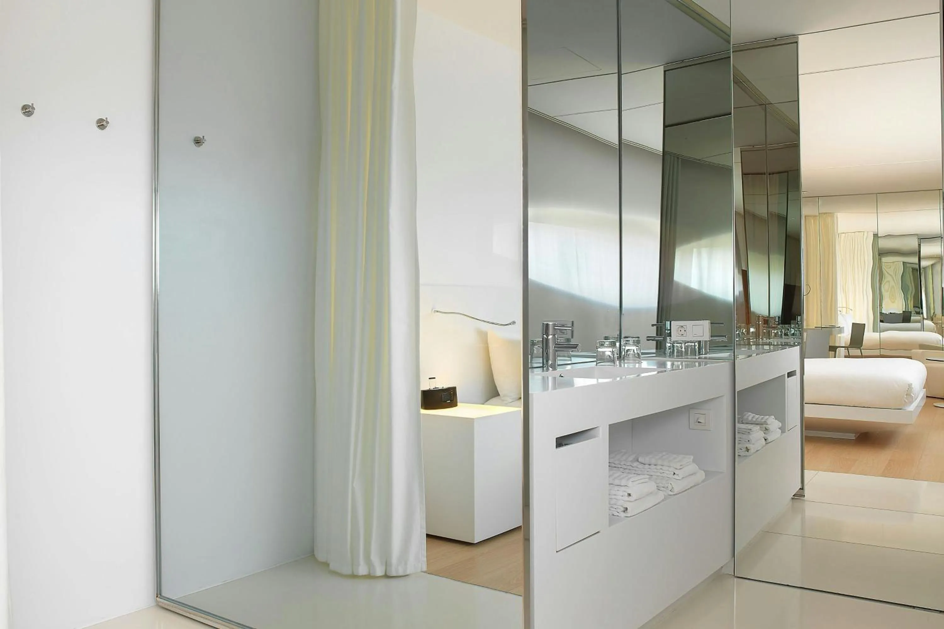Bathroom, Bed in Renaissance Barcelona Fira Hotel