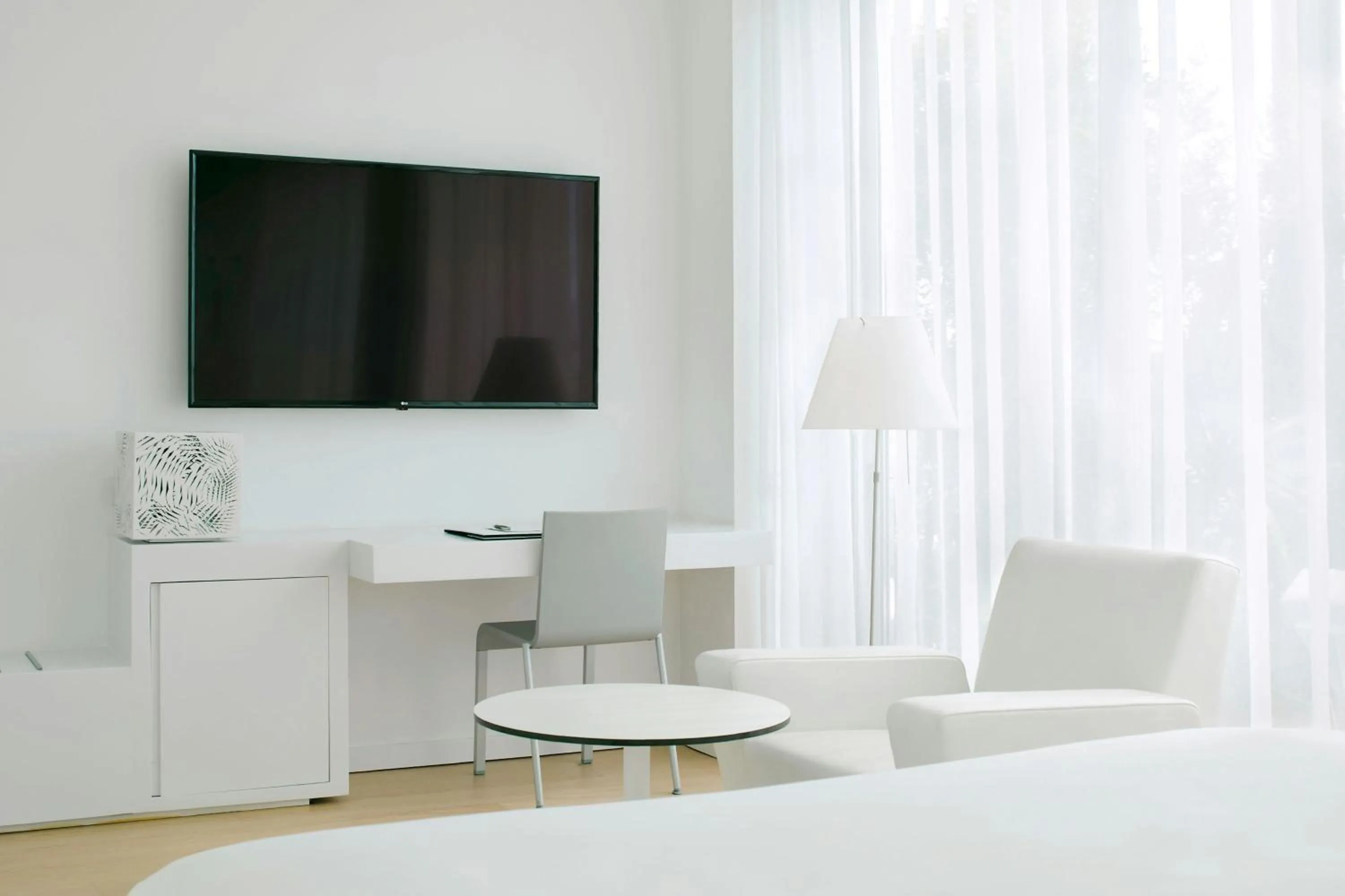 Swimming pool, Bed in Renaissance Barcelona Fira Hotel