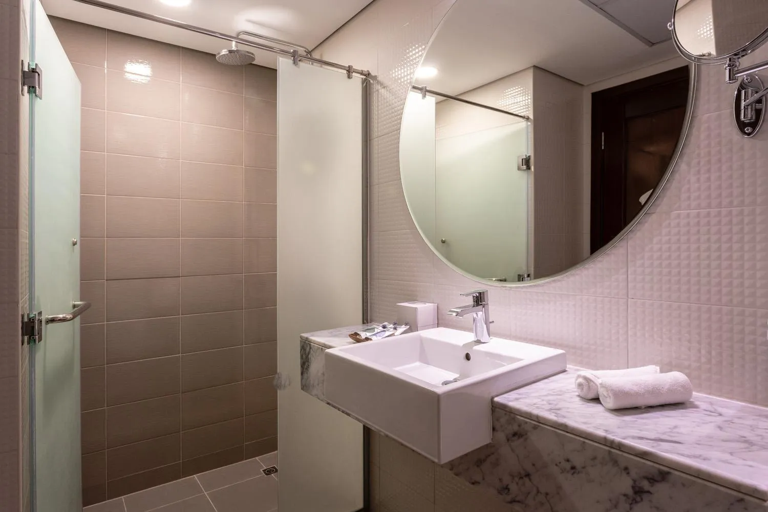 Bathroom in Leva Hotel and Suites, Opposite Downtown