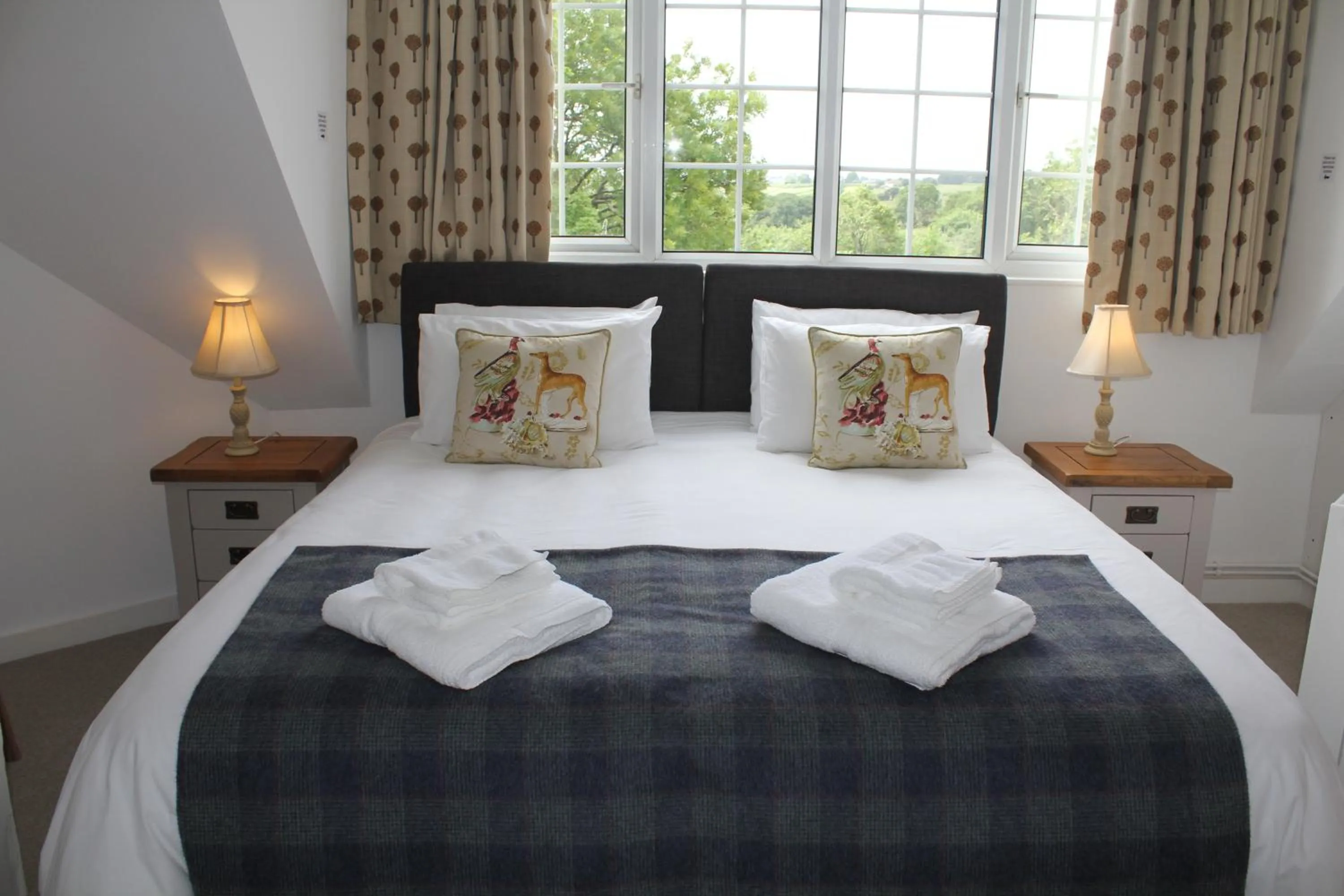 Bed in Three Horseshoes Country Inn