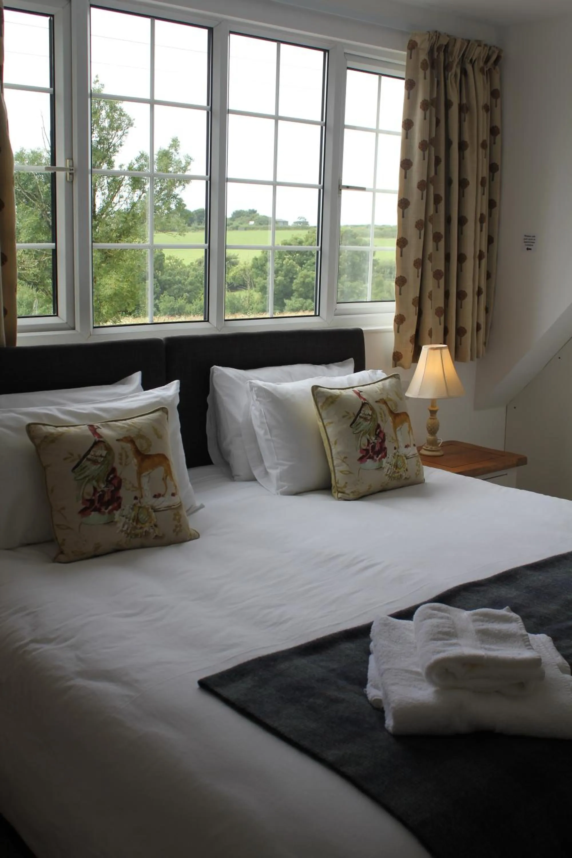 Bed in Three Horseshoes Country Inn