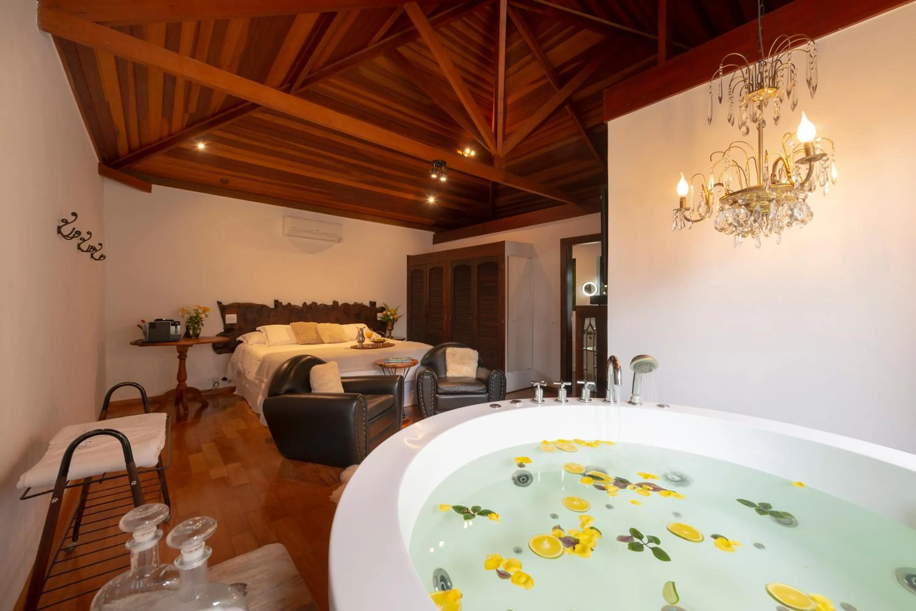 Photo of the whole room, Bed in Alma Hotel