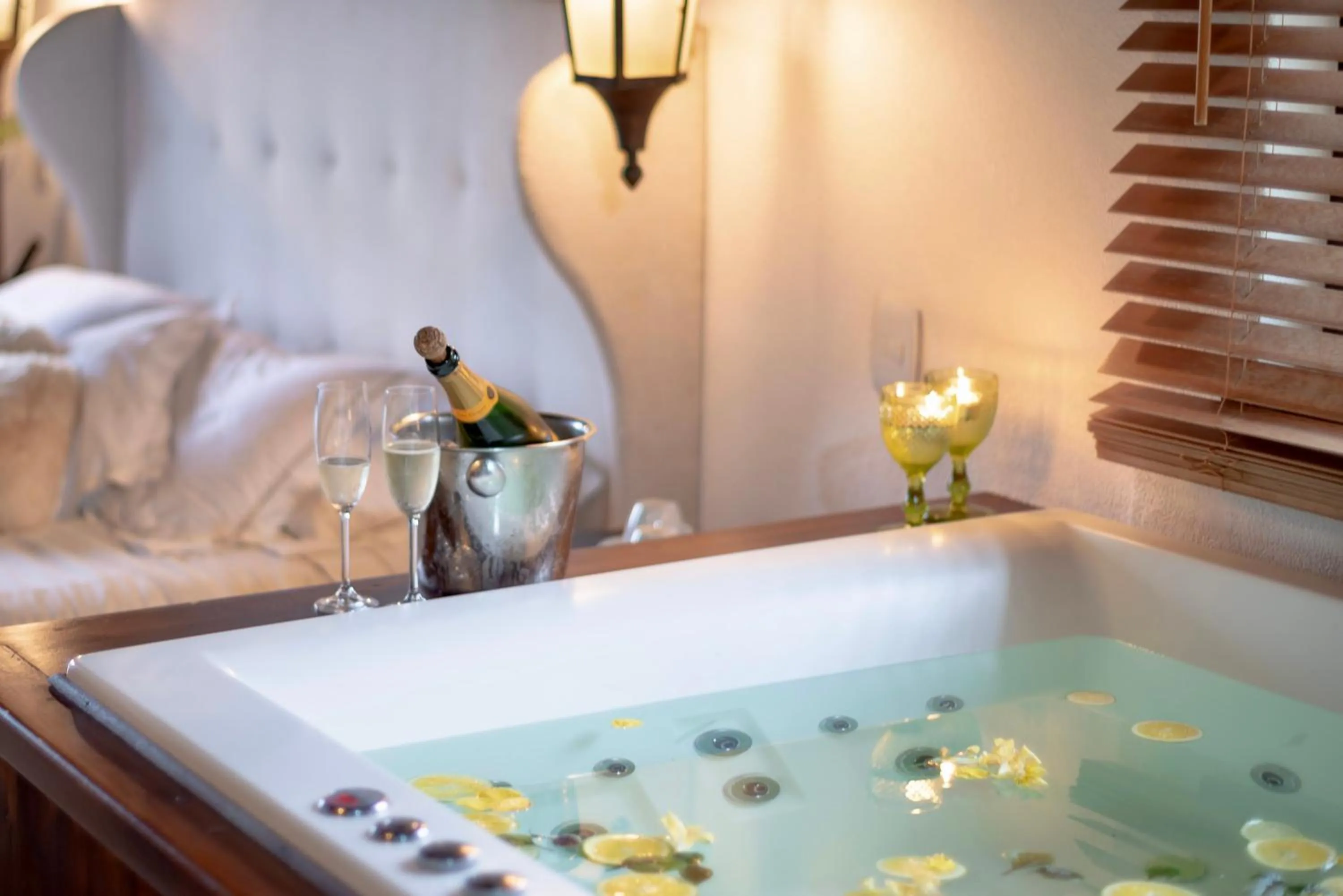 Bath, Bed in Alma Hotel