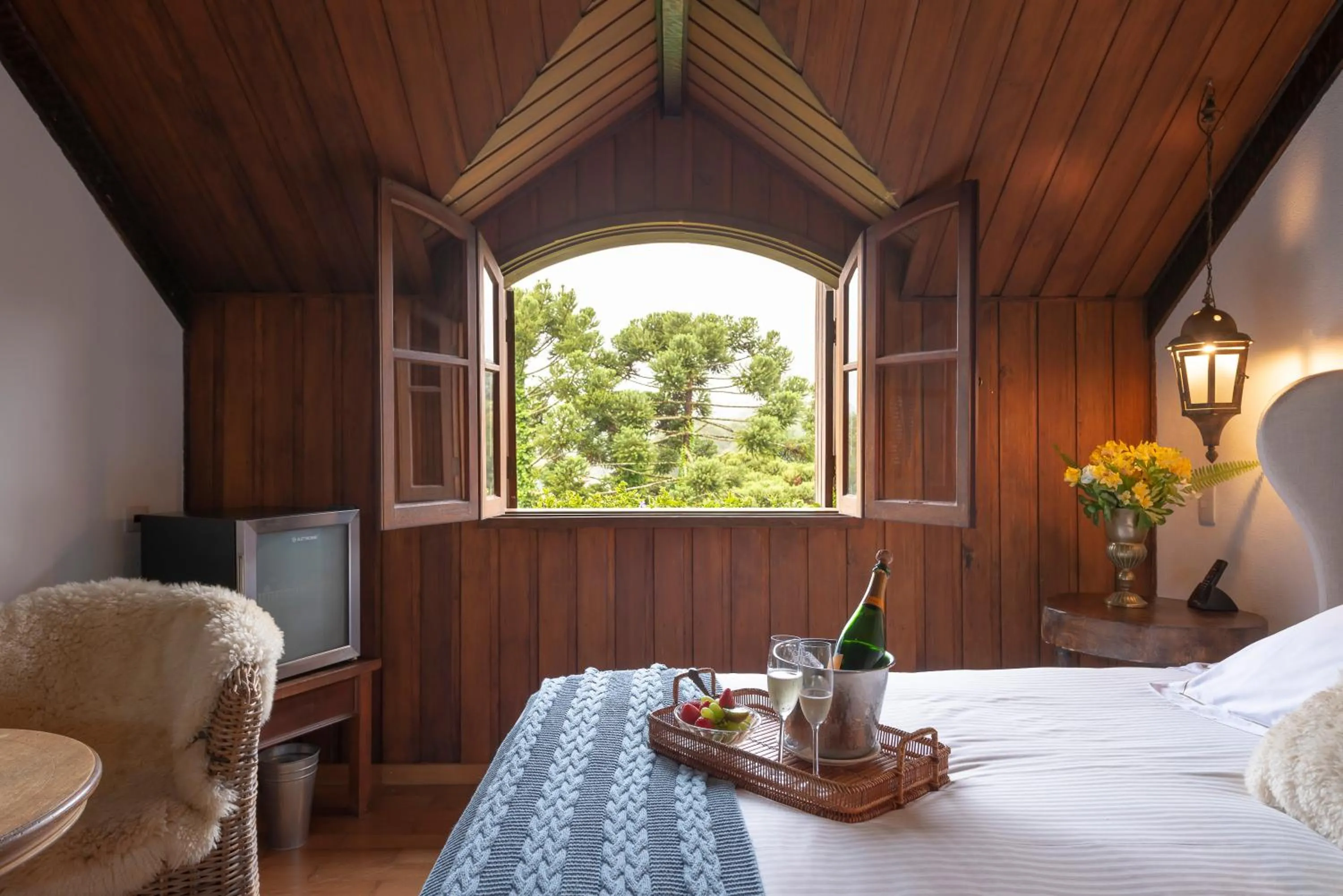 Bedroom, Bed in Alma Hotel