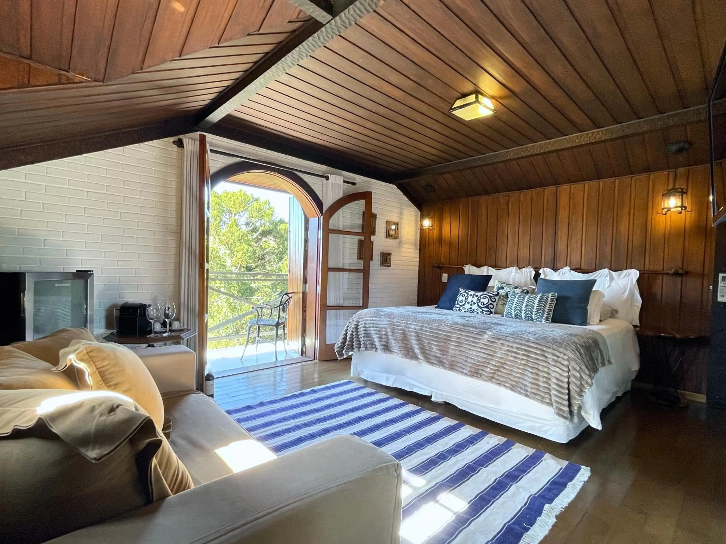 Bedroom, Bed in Alma Hotel