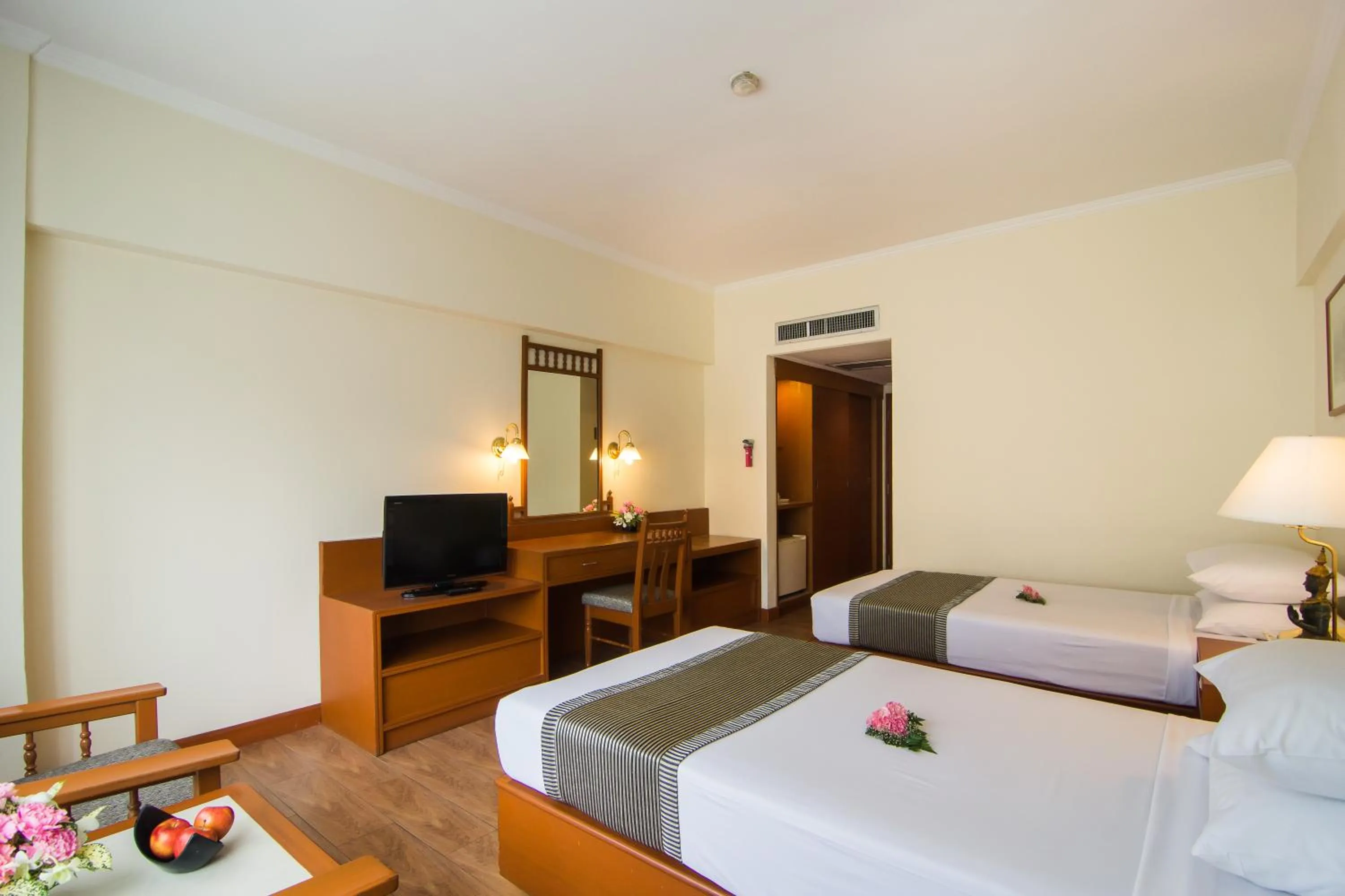 Bed in Bangkok Palace Hotel