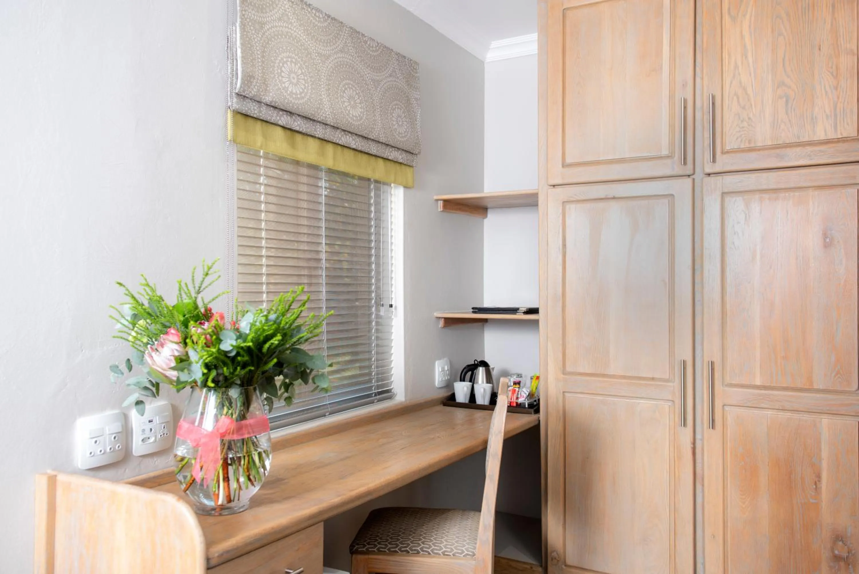 Coffee/tea facilities in Palm Park Hotel