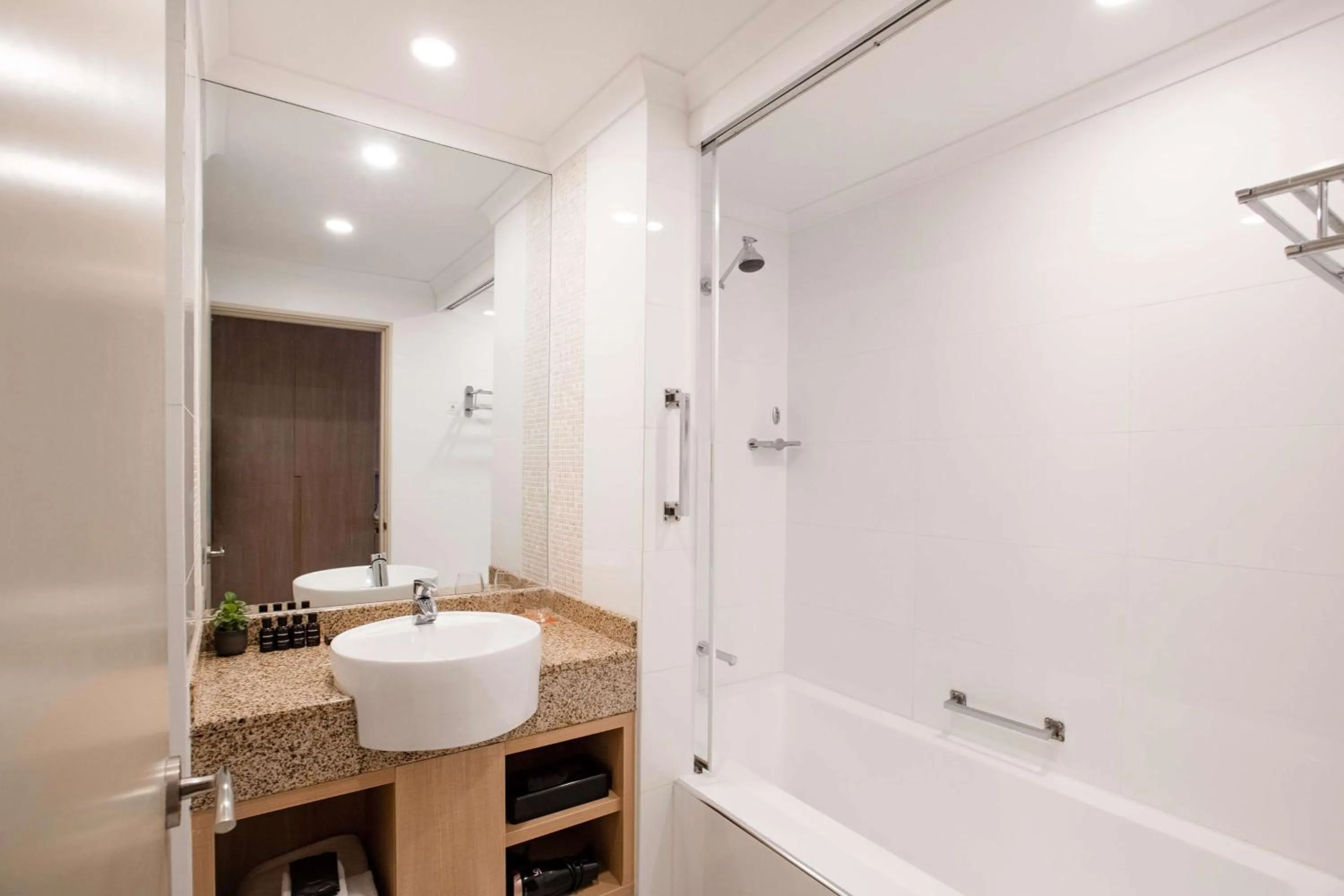 Bathroom in The Terrace Hotel Adelaide