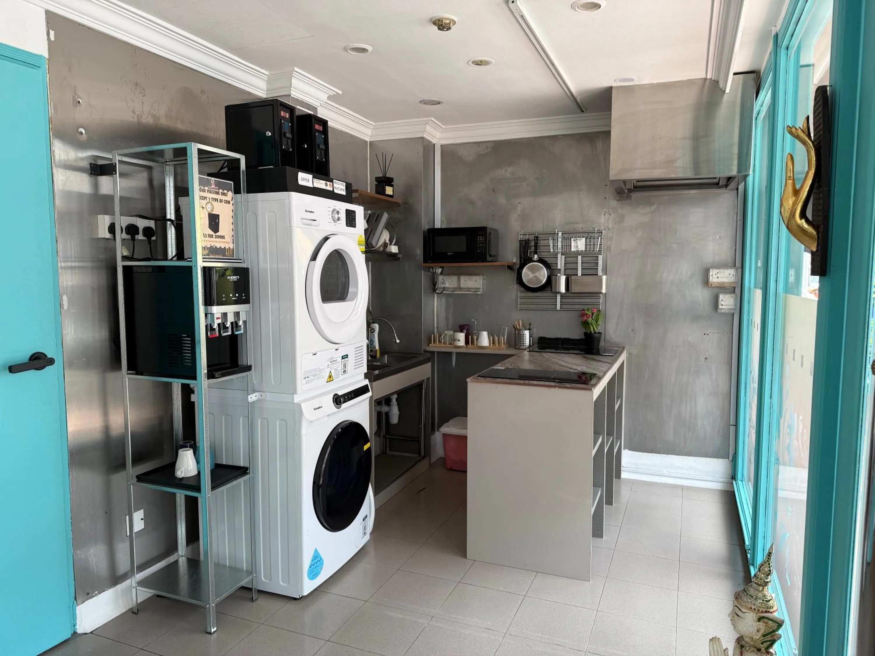 Kitchen or kitchenette in HOTEL JJH Aliwal