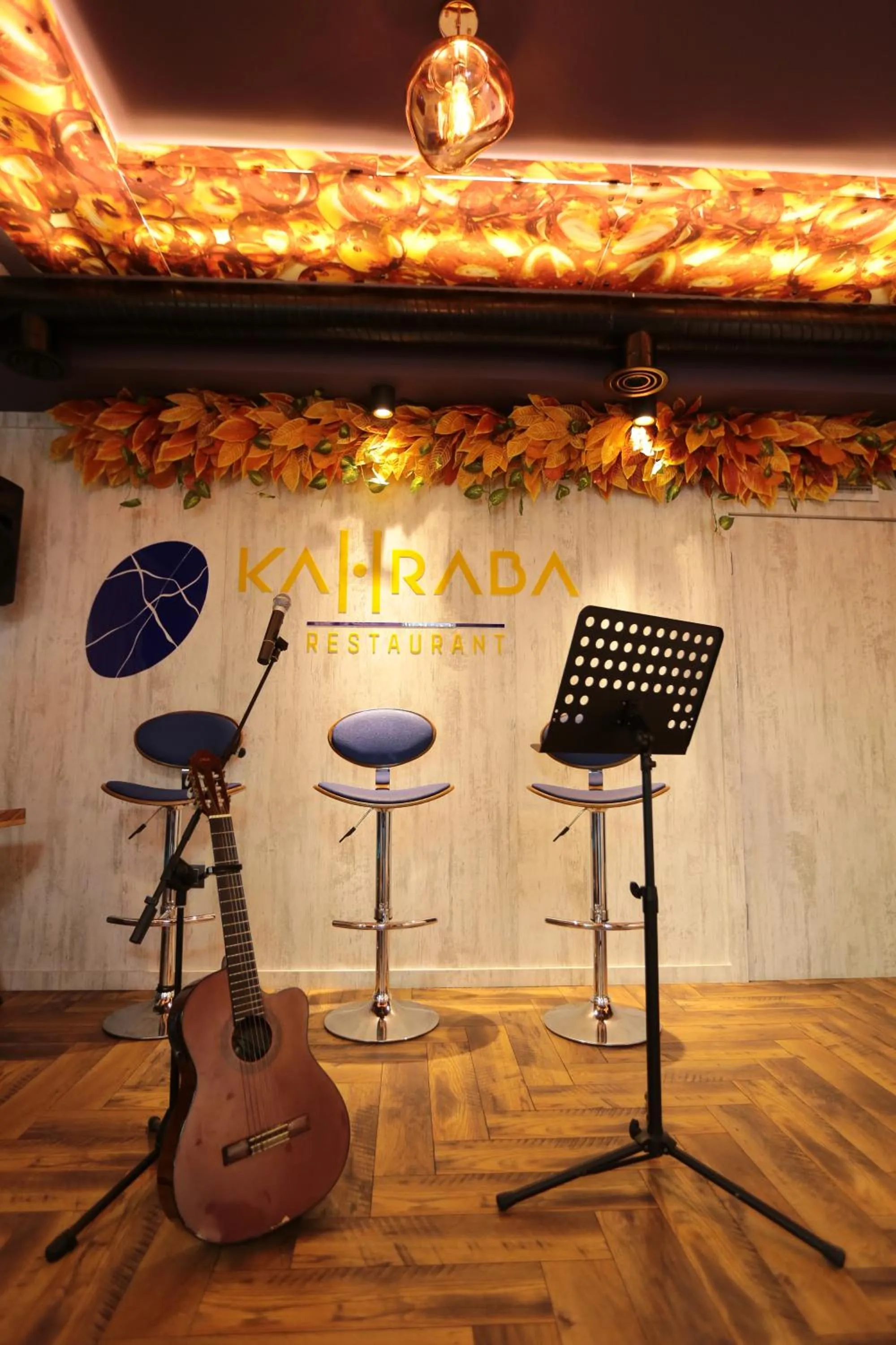 Restaurant/places to eat in Amber Hotel