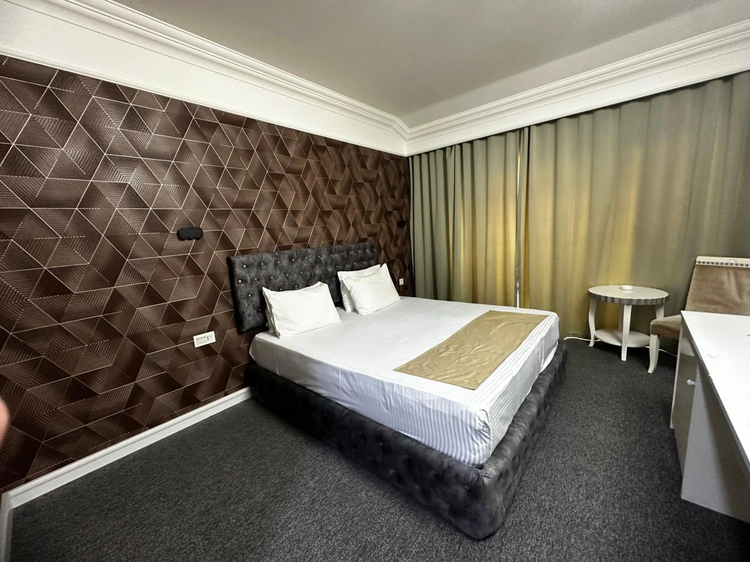 Bedroom, Bed in Amber Hotel