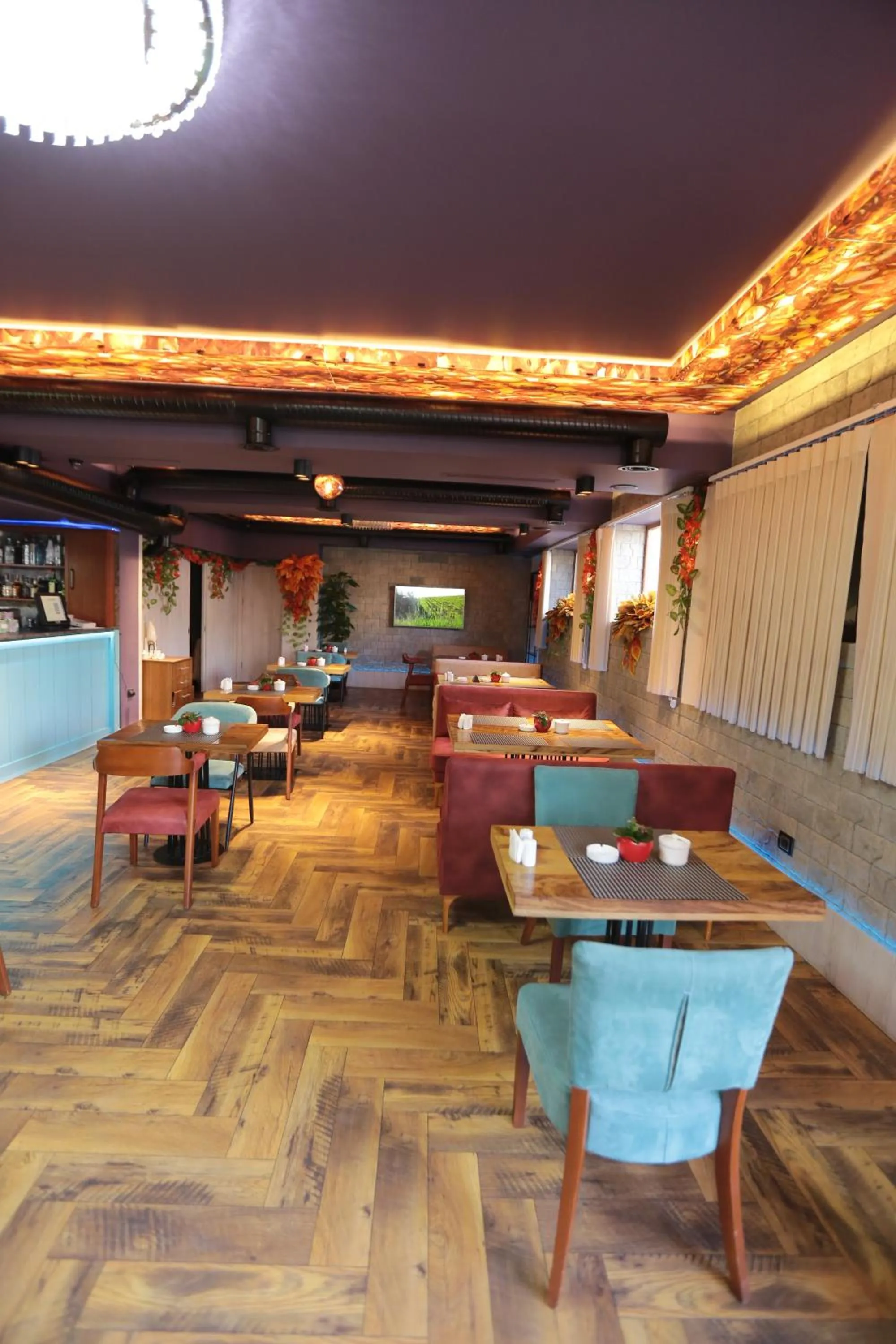 Restaurant/places to eat in Amber Hotel