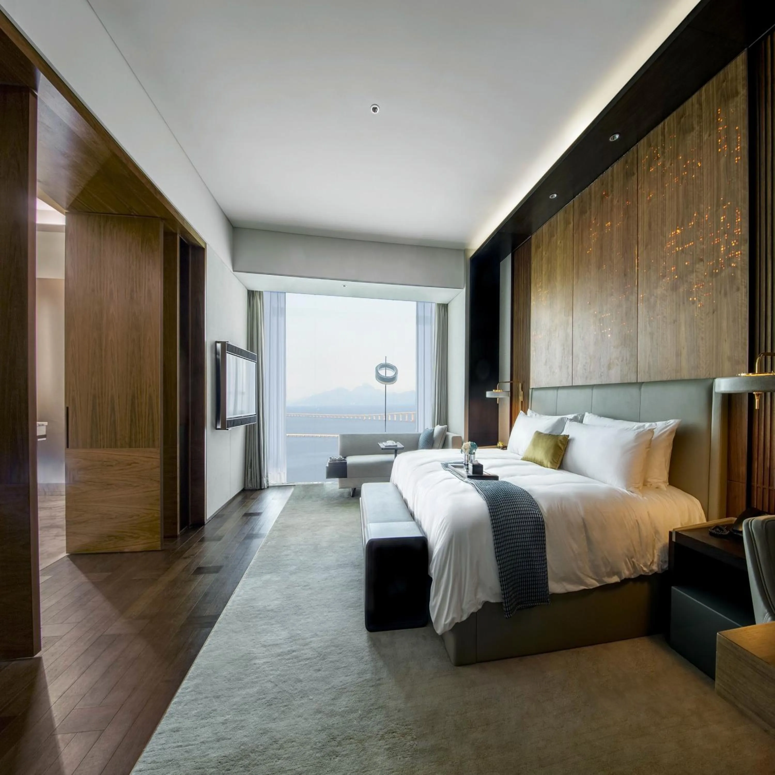 Photo of the whole room, Bed in InterContinental Zhuhai by IHG