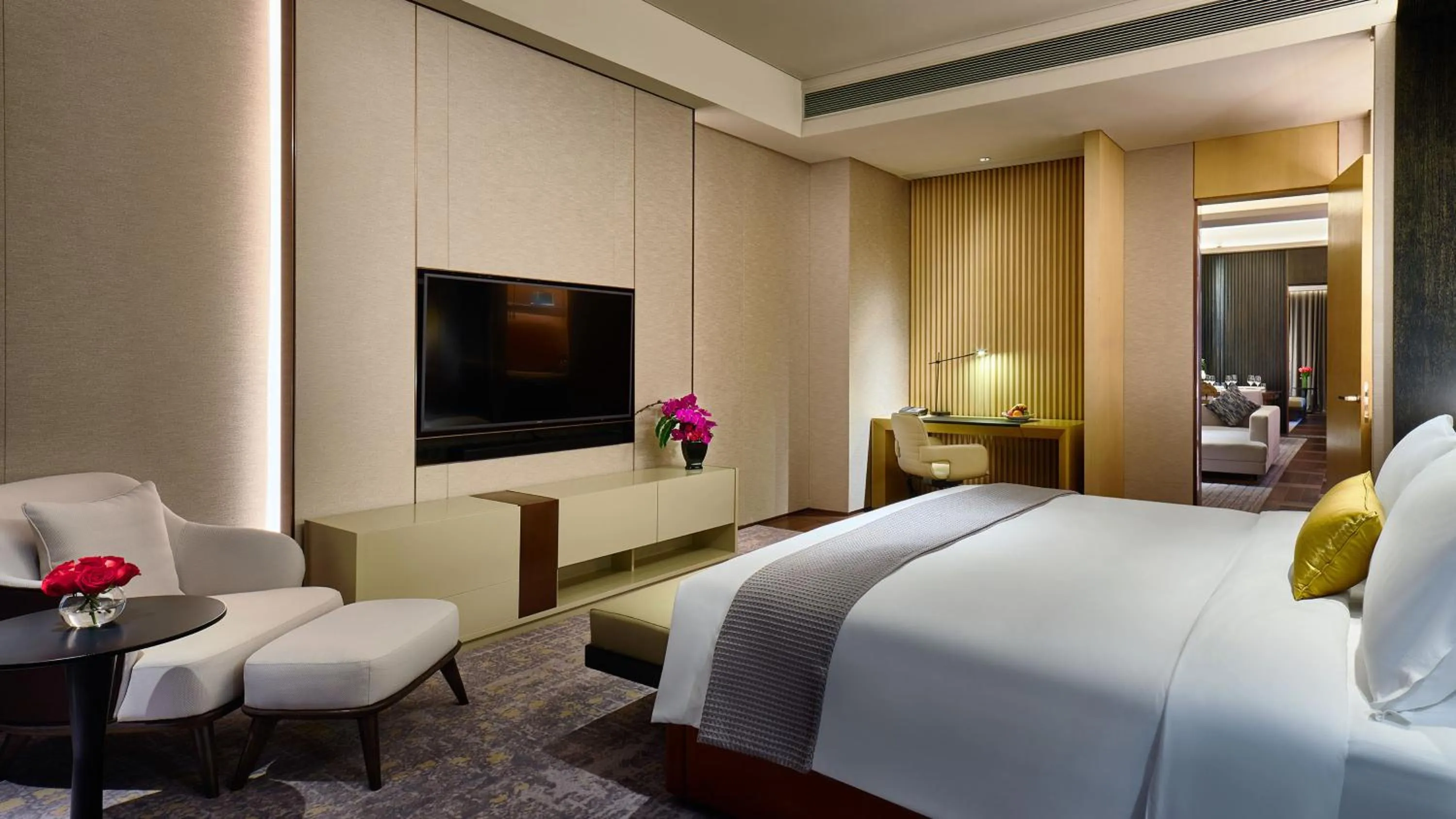 Photo of the whole room, Bed in InterContinental Zhuhai by IHG