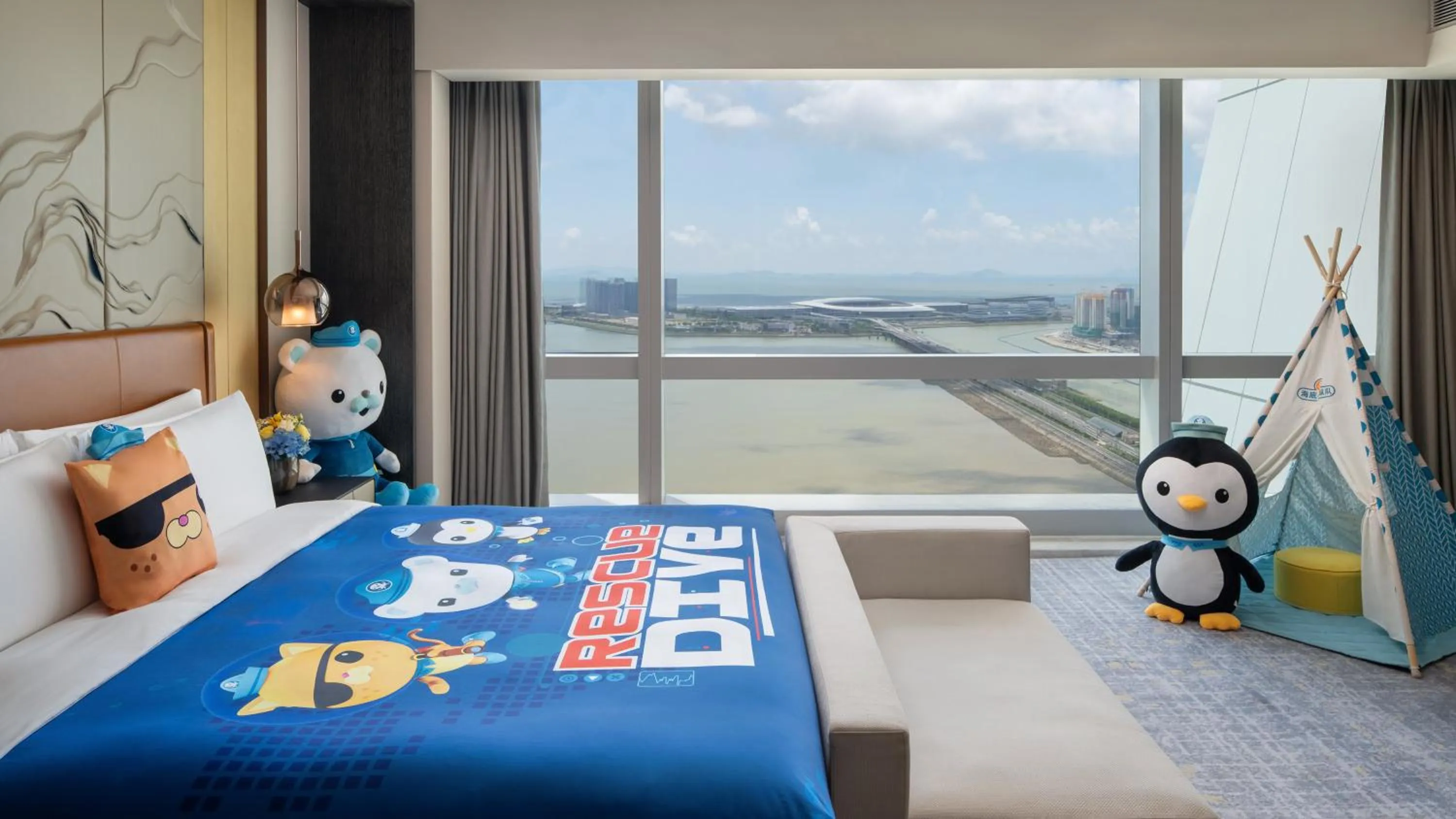 Photo of the whole room, Bed in InterContinental Zhuhai by IHG