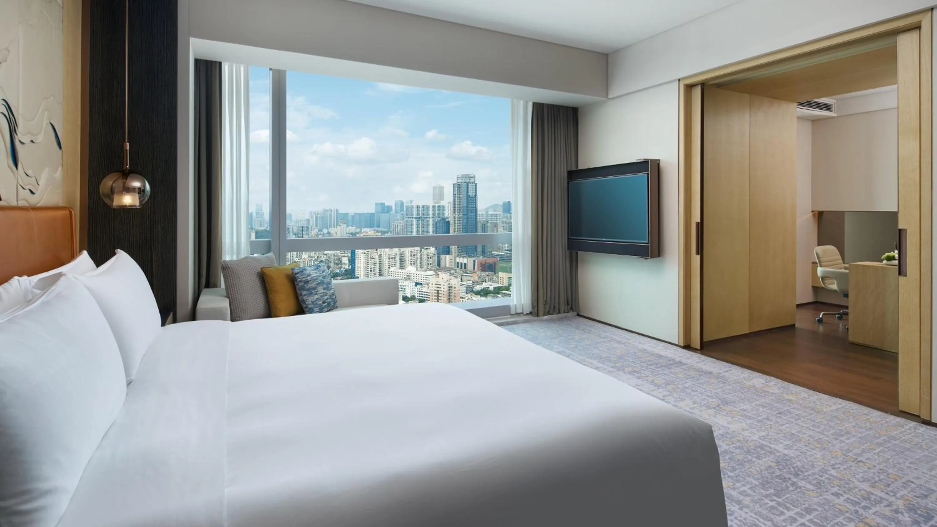 Photo of the whole room, Bed in InterContinental Zhuhai by IHG