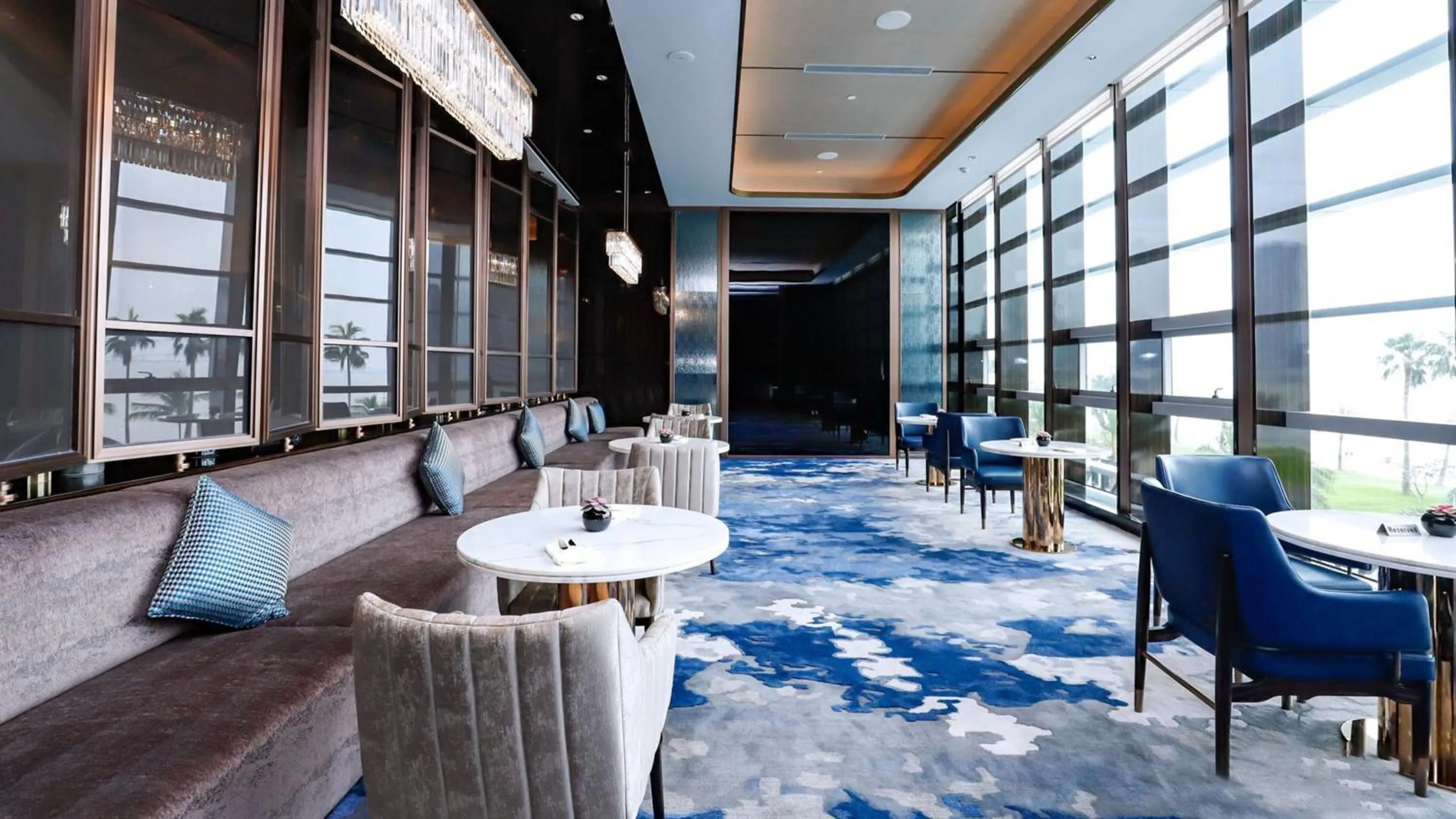 Lounge or bar in InterContinental Zhuhai by IHG