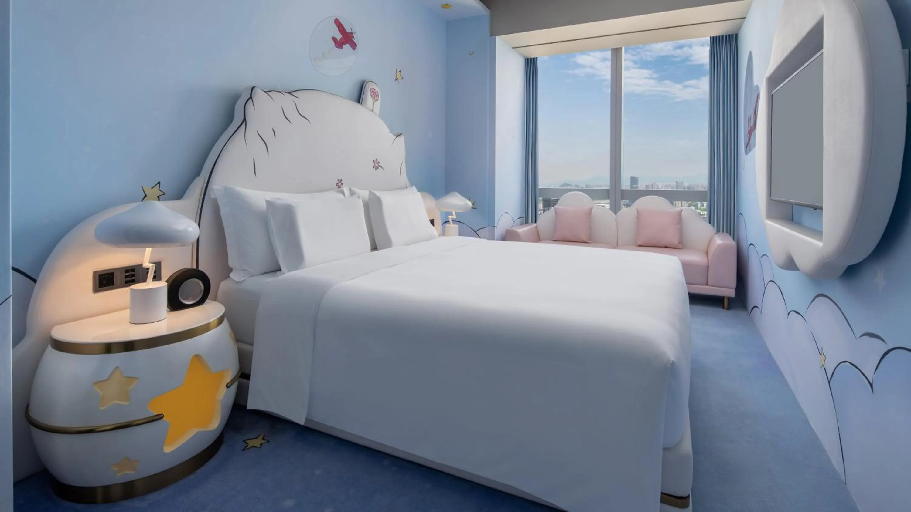 Photo of the whole room, Bed in InterContinental Zhuhai by IHG