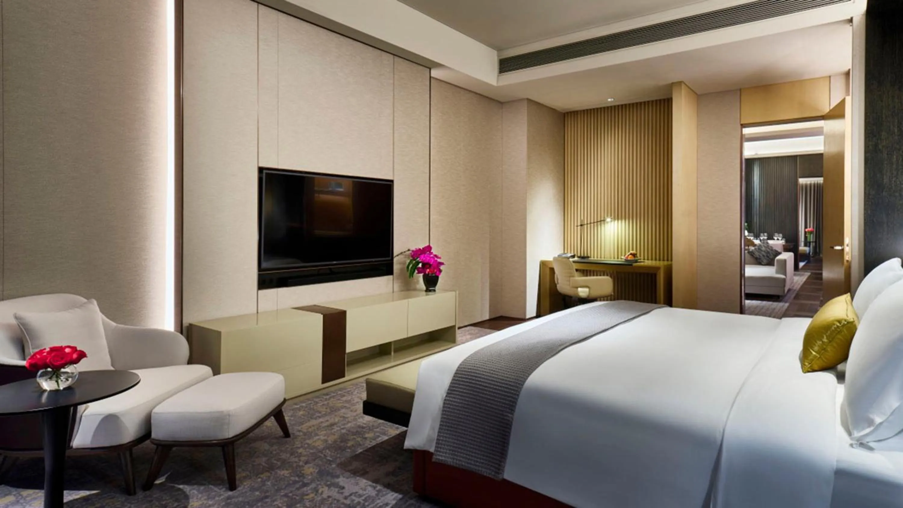 Photo of the whole room, Bed in InterContinental Zhuhai by IHG
