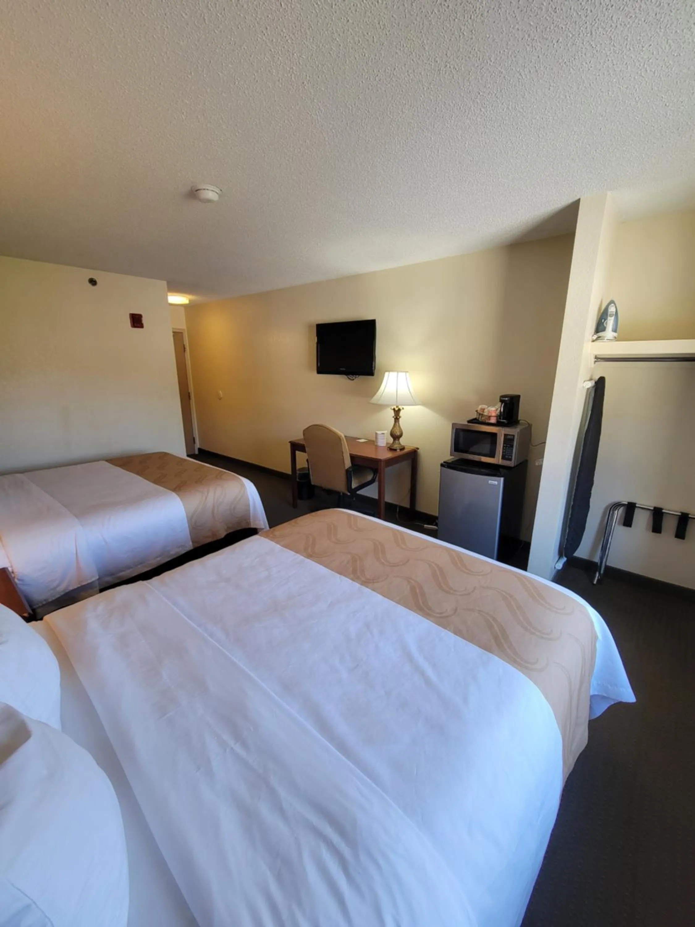Bedroom, Bed in Quality Inn & Suites Prestonsburg next to Mountain Arts Center
