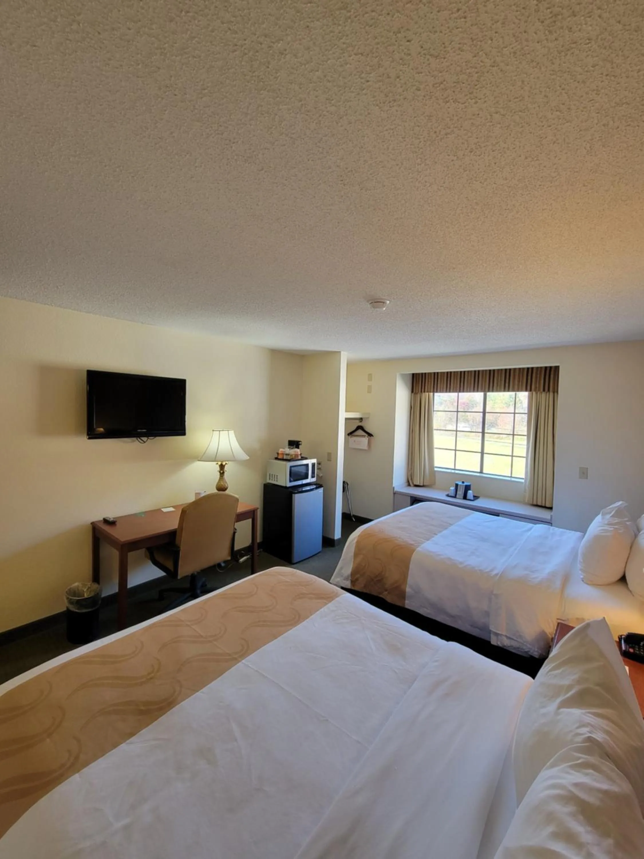 TV and multimedia, Bed in Quality Inn & Suites Prestonsburg next to Mountain Arts Center