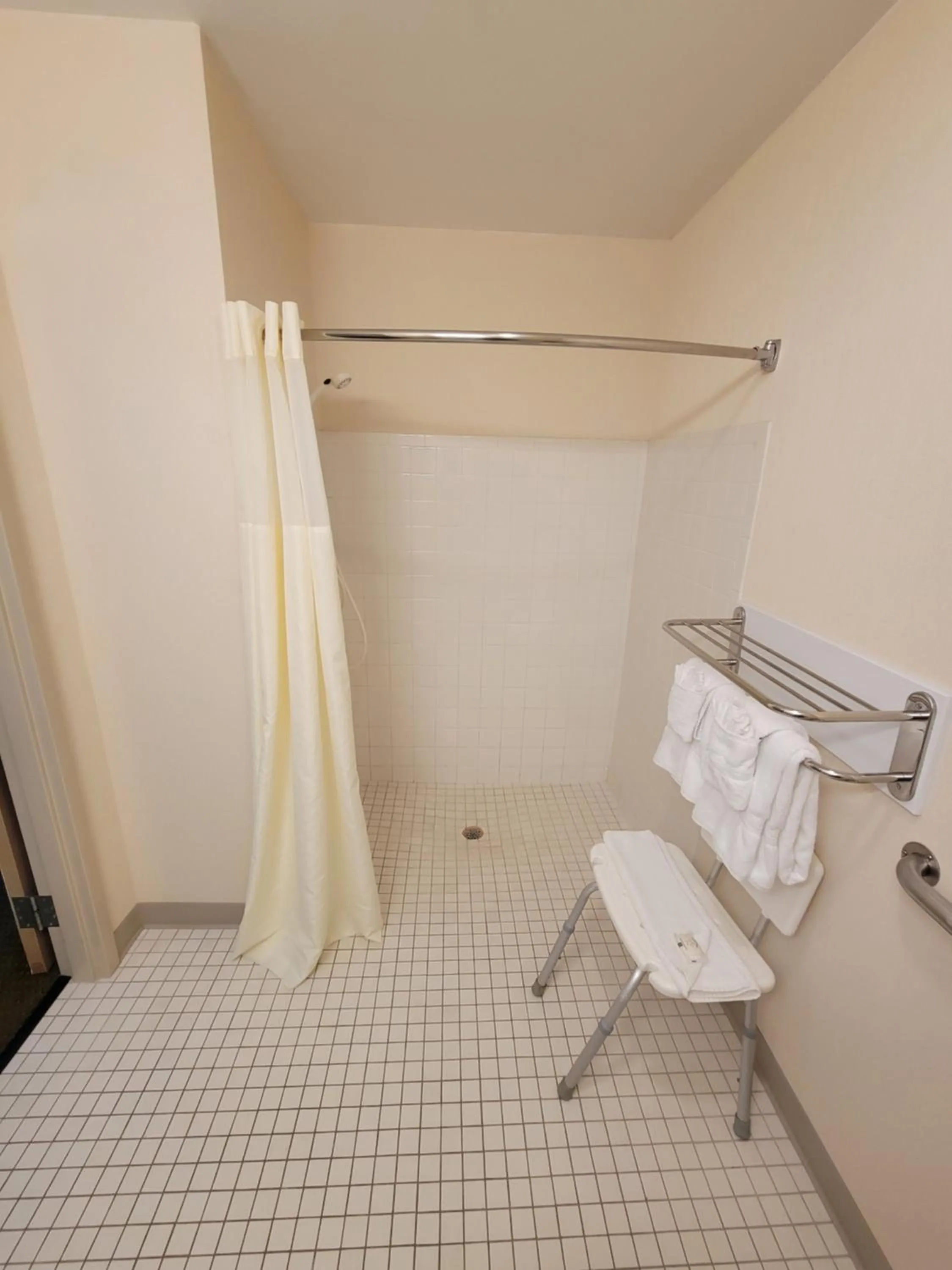Shower in Quality Inn & Suites Prestonsburg next to Mountain Arts Center