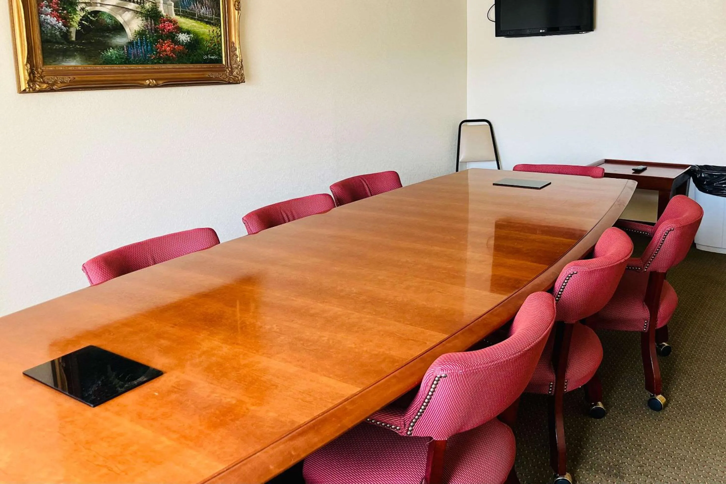 Meeting/conference room in Quality Inn & Suites Prestonsburg next to Mountain Arts Center