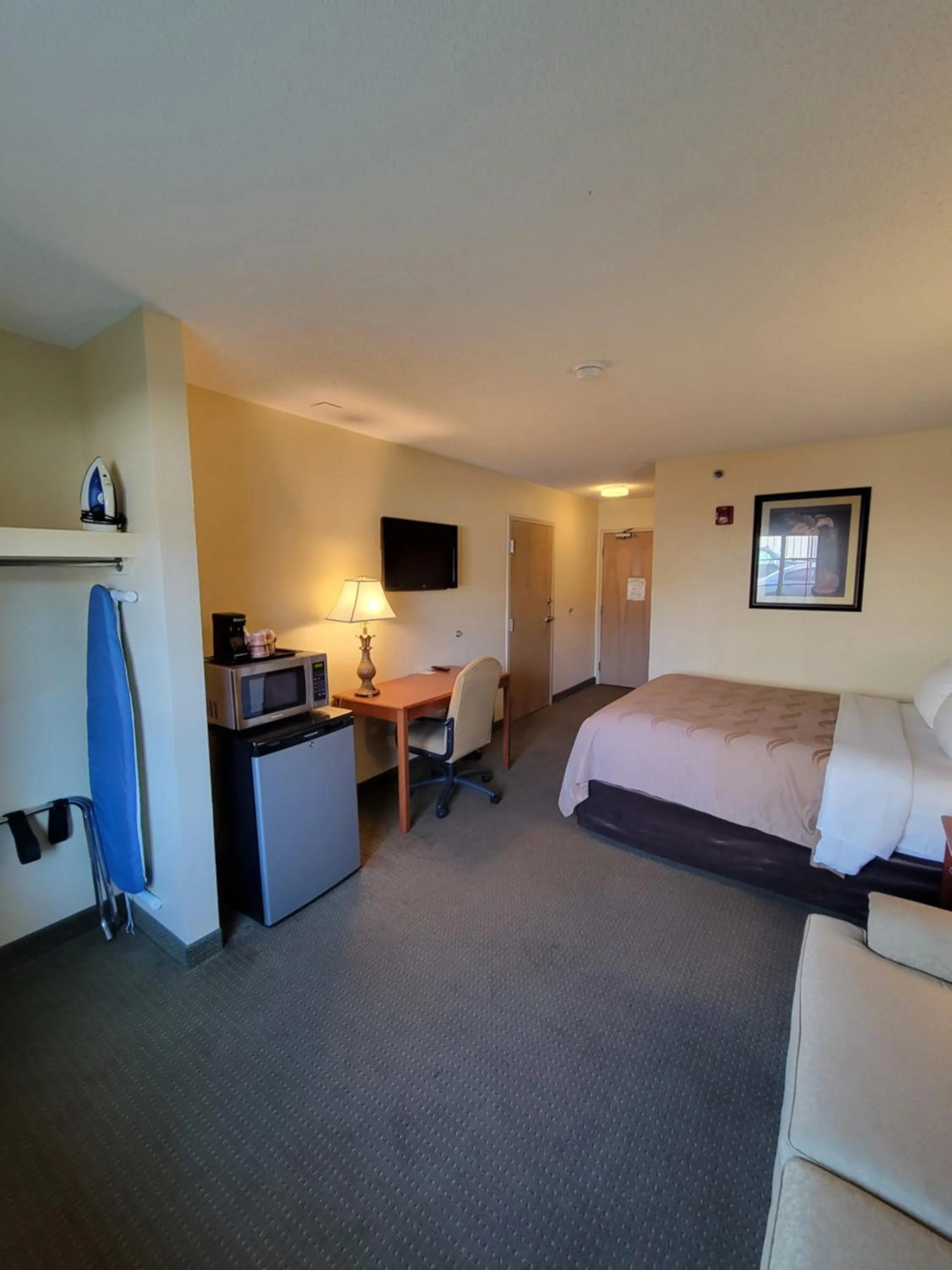 Living room, Bed in Quality Inn & Suites Prestonsburg next to Mountain Arts Center