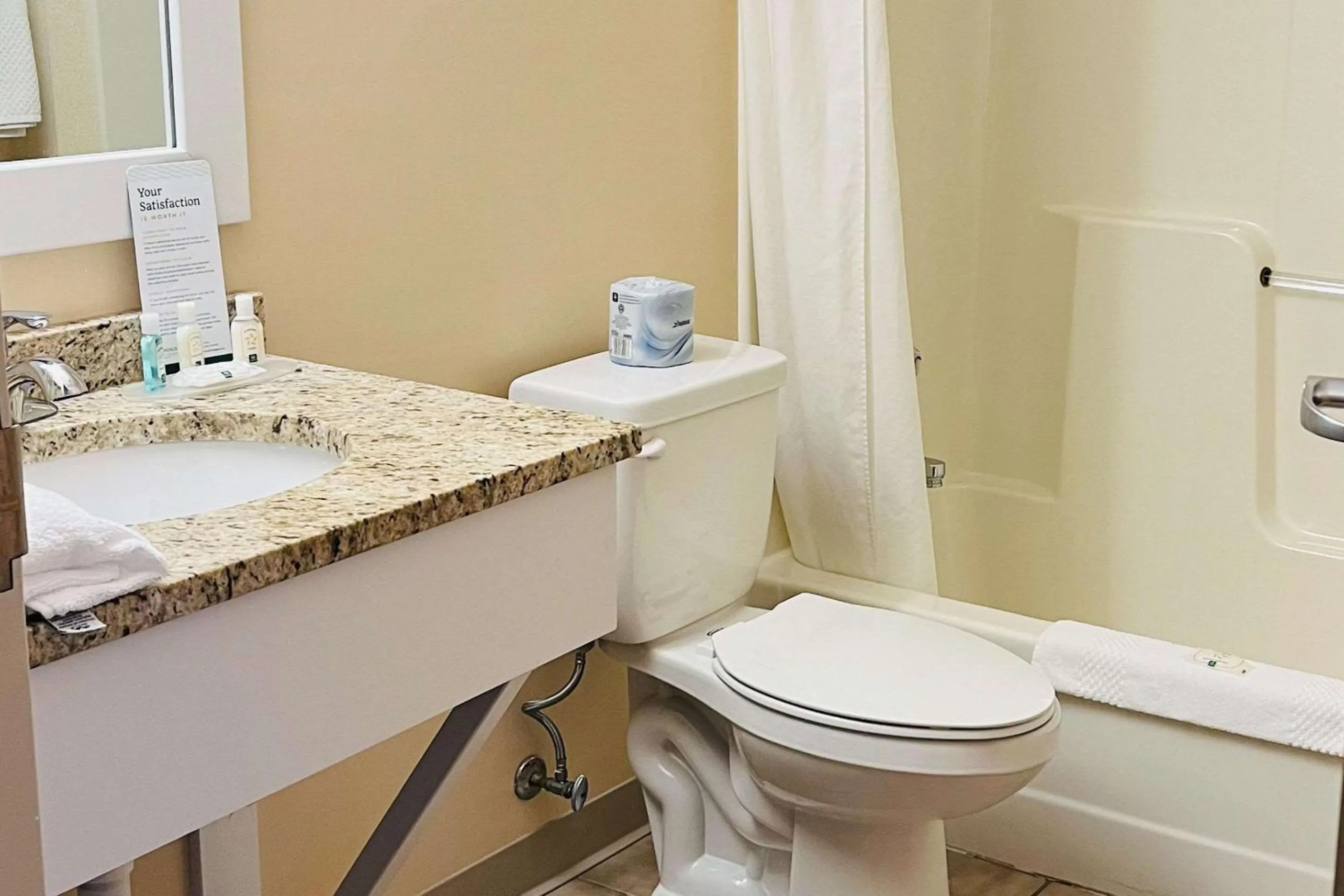 Bedroom in Quality Inn & Suites Prestonsburg next to Mountain Arts Center