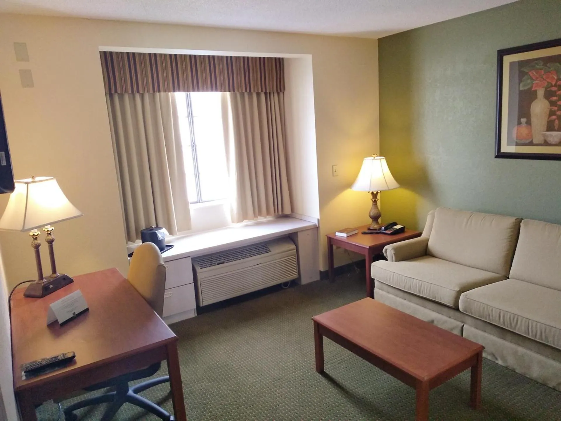 Living room, Bed in Quality Inn & Suites Prestonsburg next to Mountain Arts Center