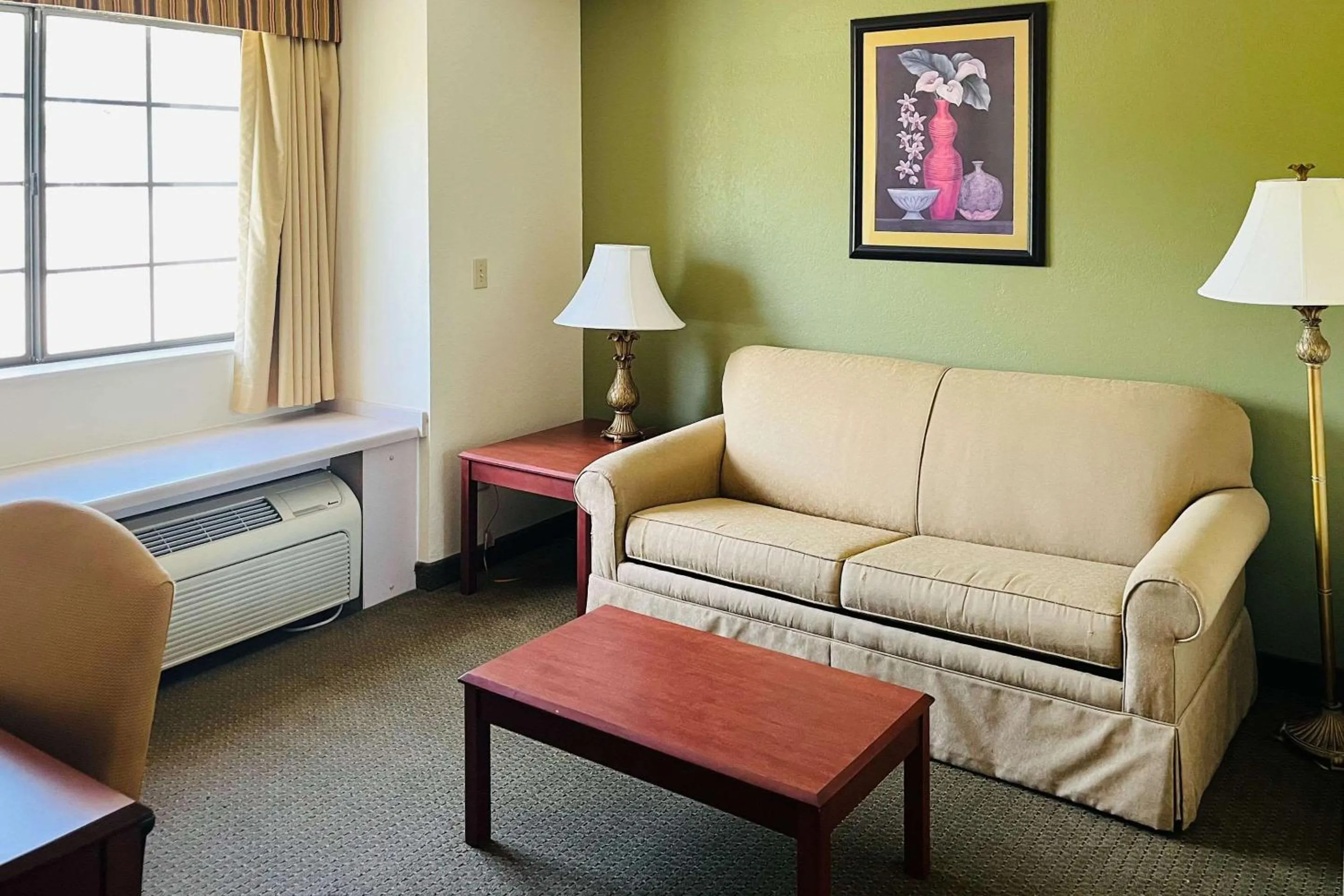 Bedroom in Quality Inn & Suites Prestonsburg next to Mountain Arts Center