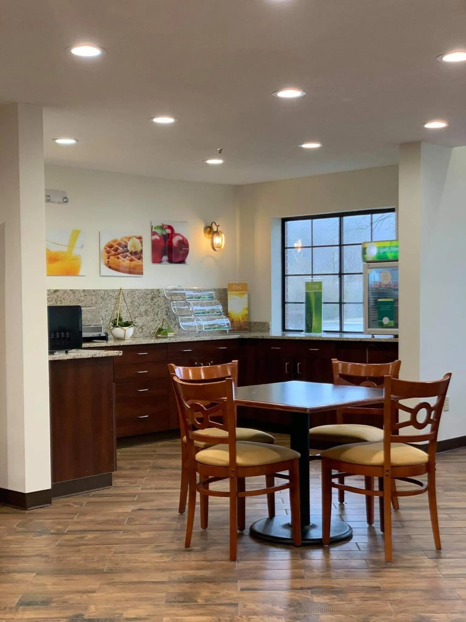 Dining area in Quality Inn & Suites Prestonsburg next to Mountain Arts Center