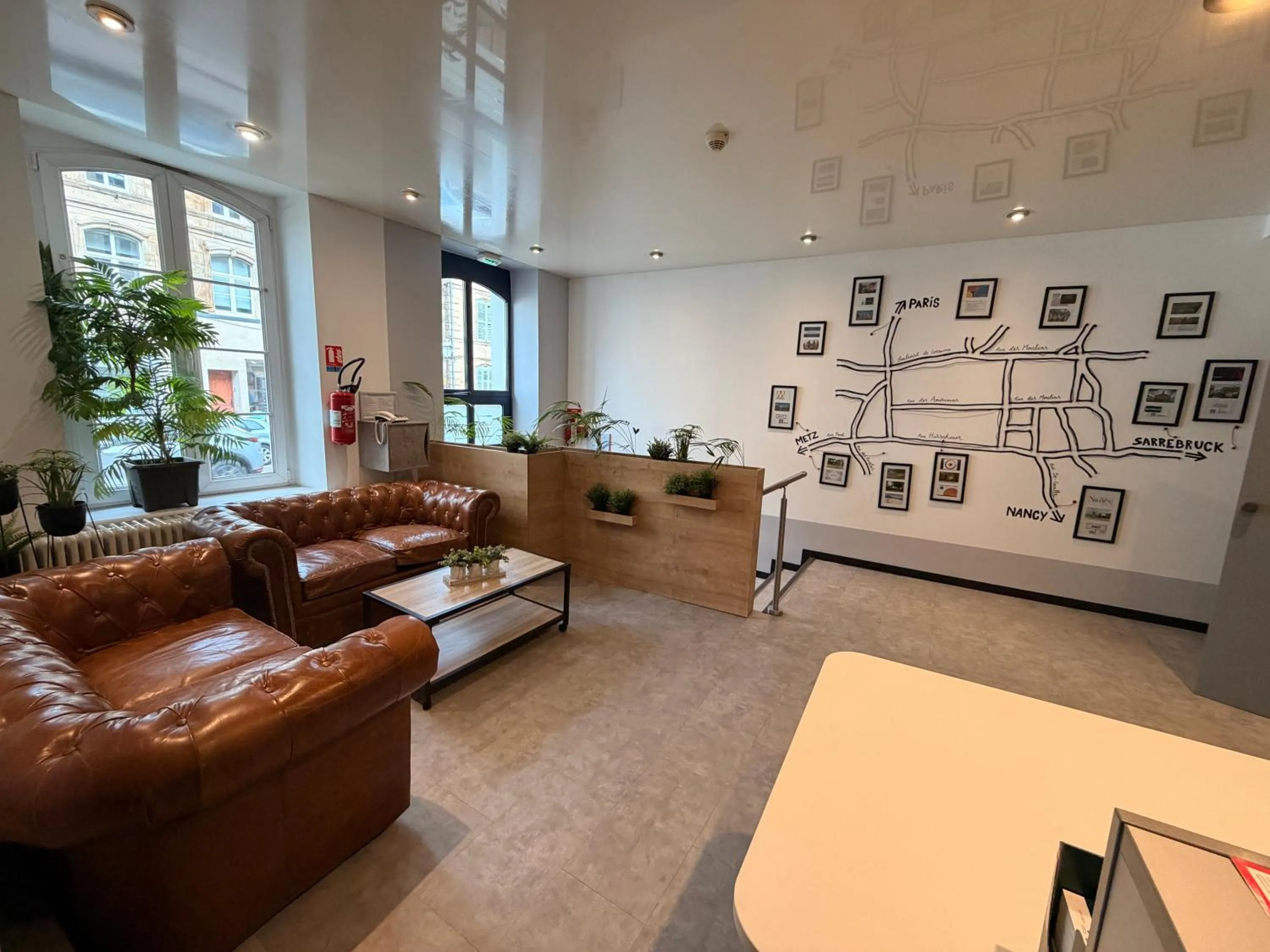 Lobby or reception in Logis Hôtel de Paris - Restaurant - Pâtisserie