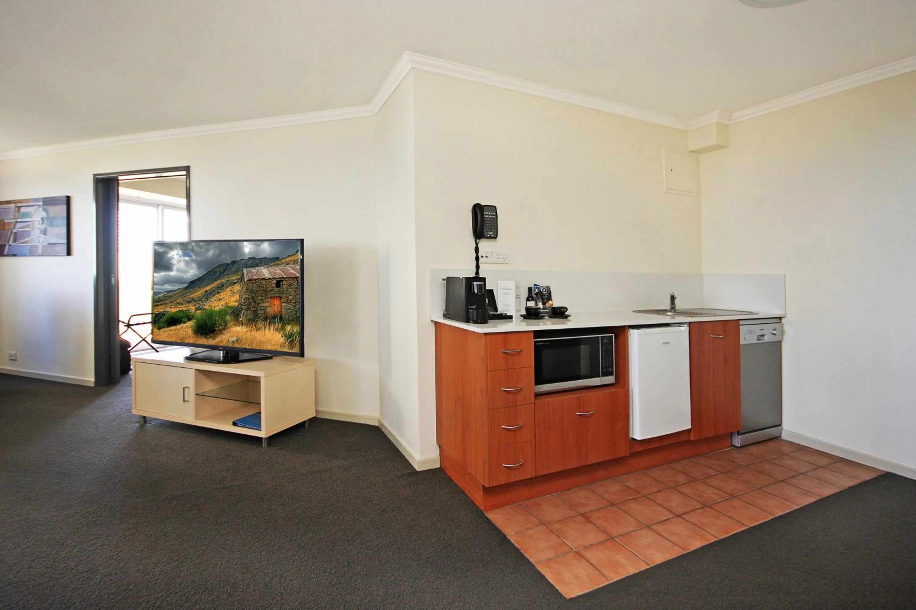Kitchen or kitchenette in Sovereign on the Gold Coast