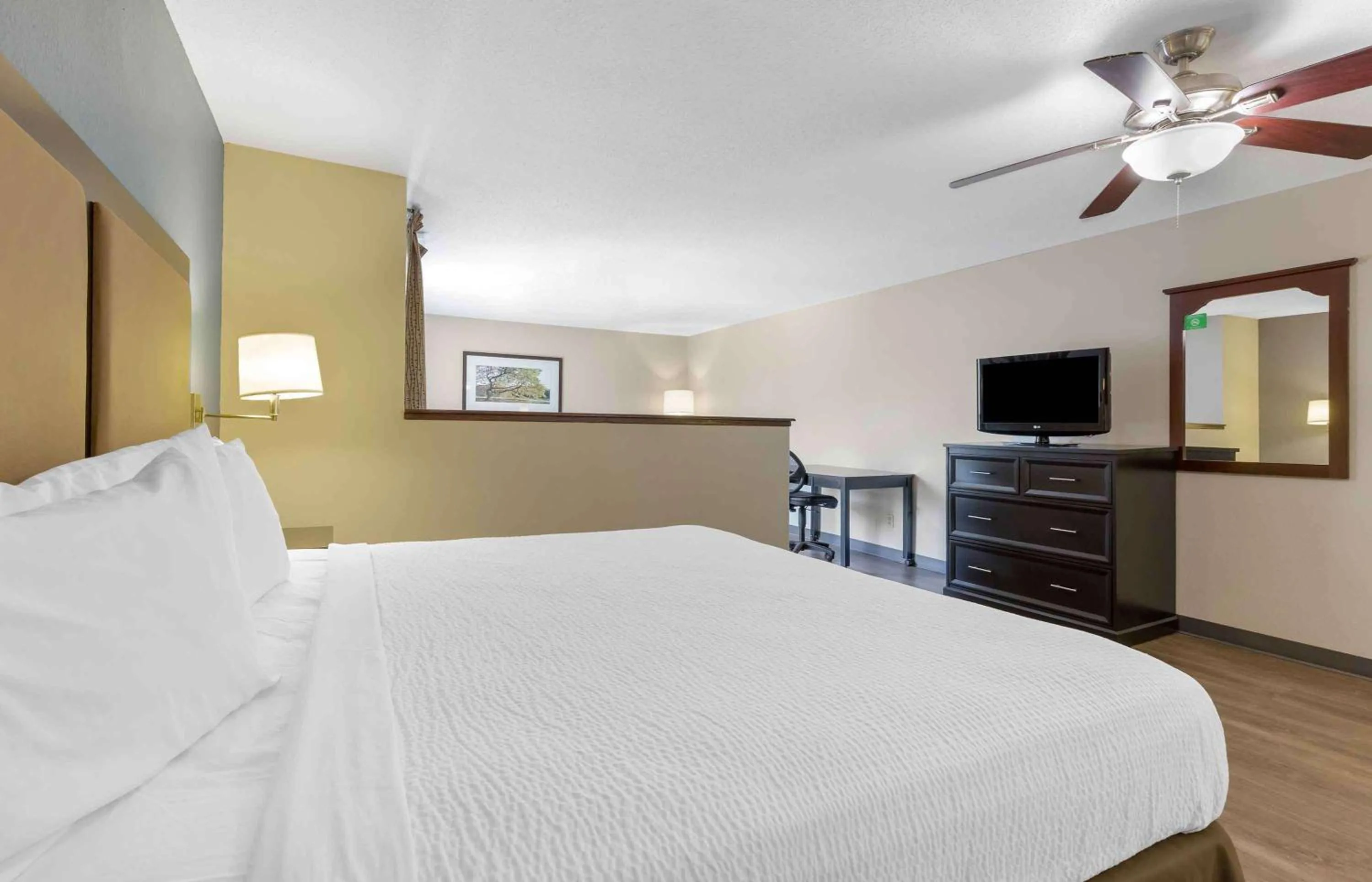 Bedroom, Bed in Extended Stay America Suites - Memphis - Germantown West