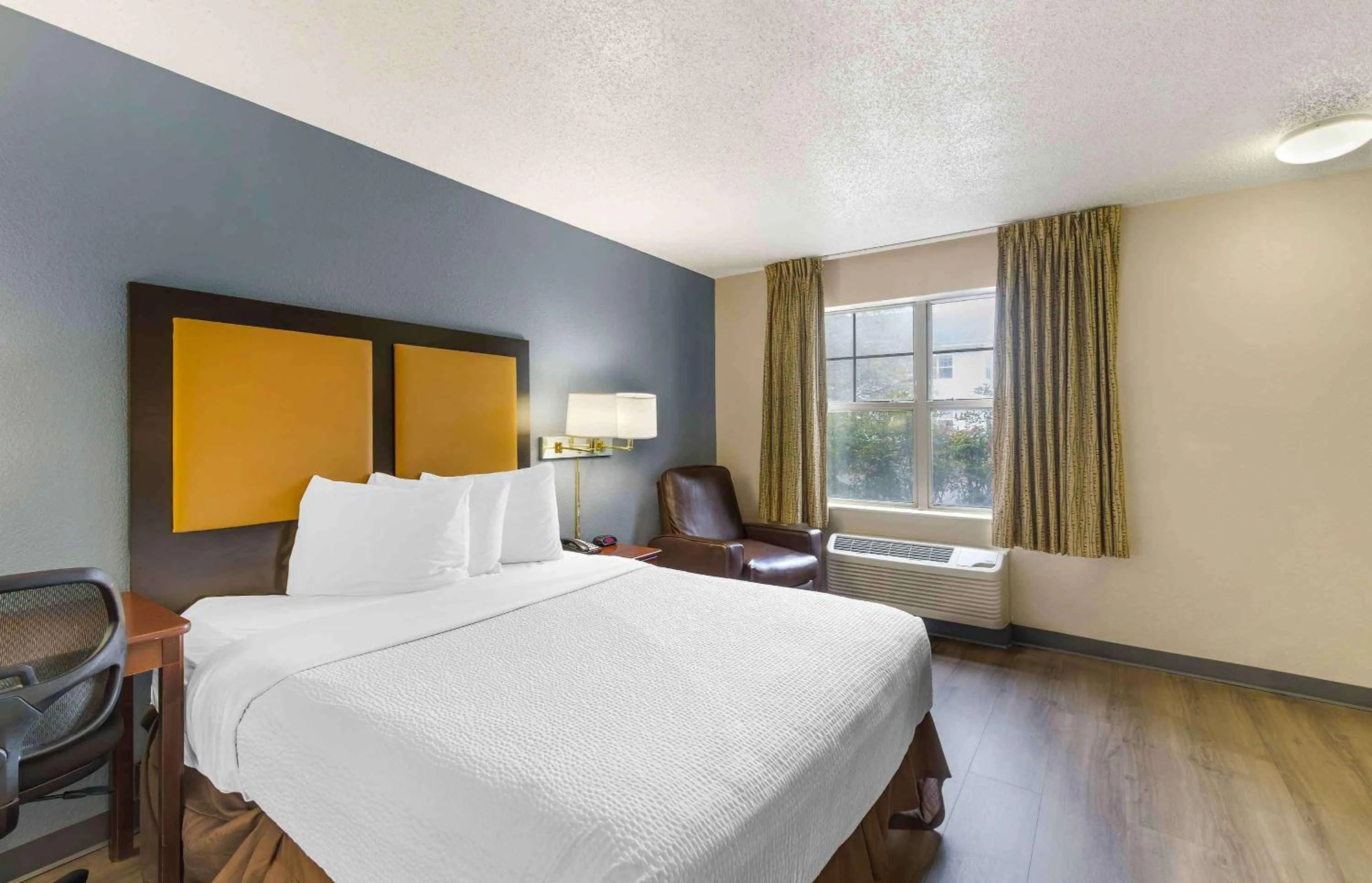 Bedroom, Bed in Extended Stay America Suites - Memphis - Germantown West