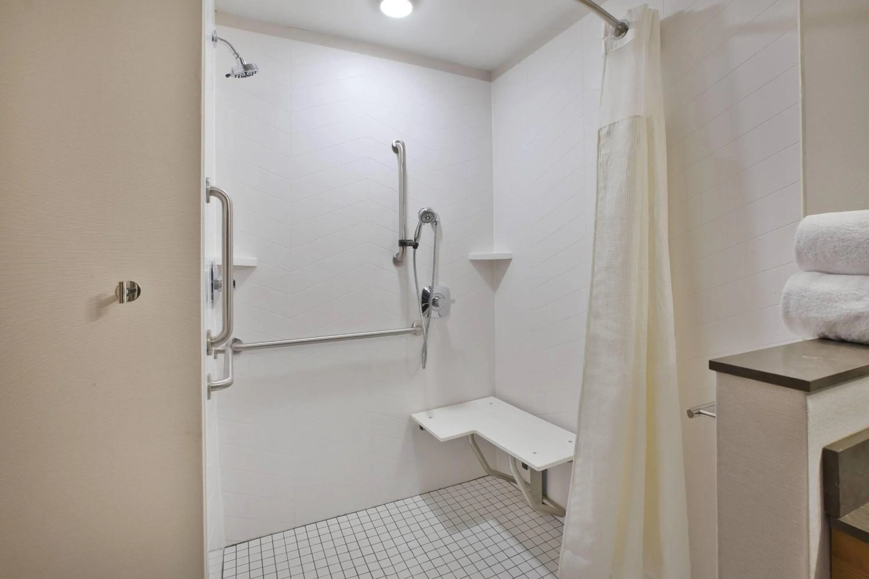 Bathroom in Fairfield Inn & Suites by Marriott Flint Grand Blanc