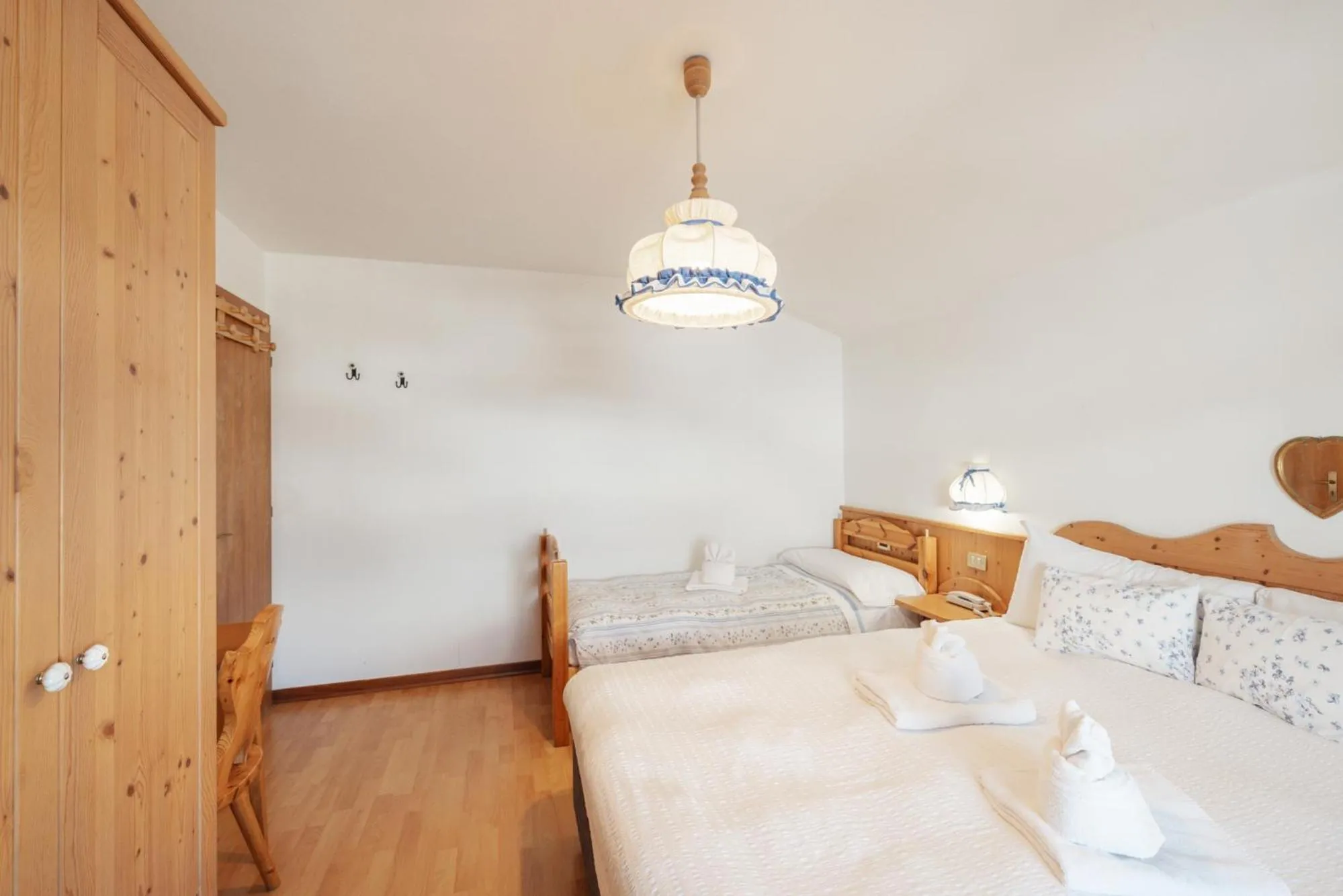 Bed in Albergo Vezzana