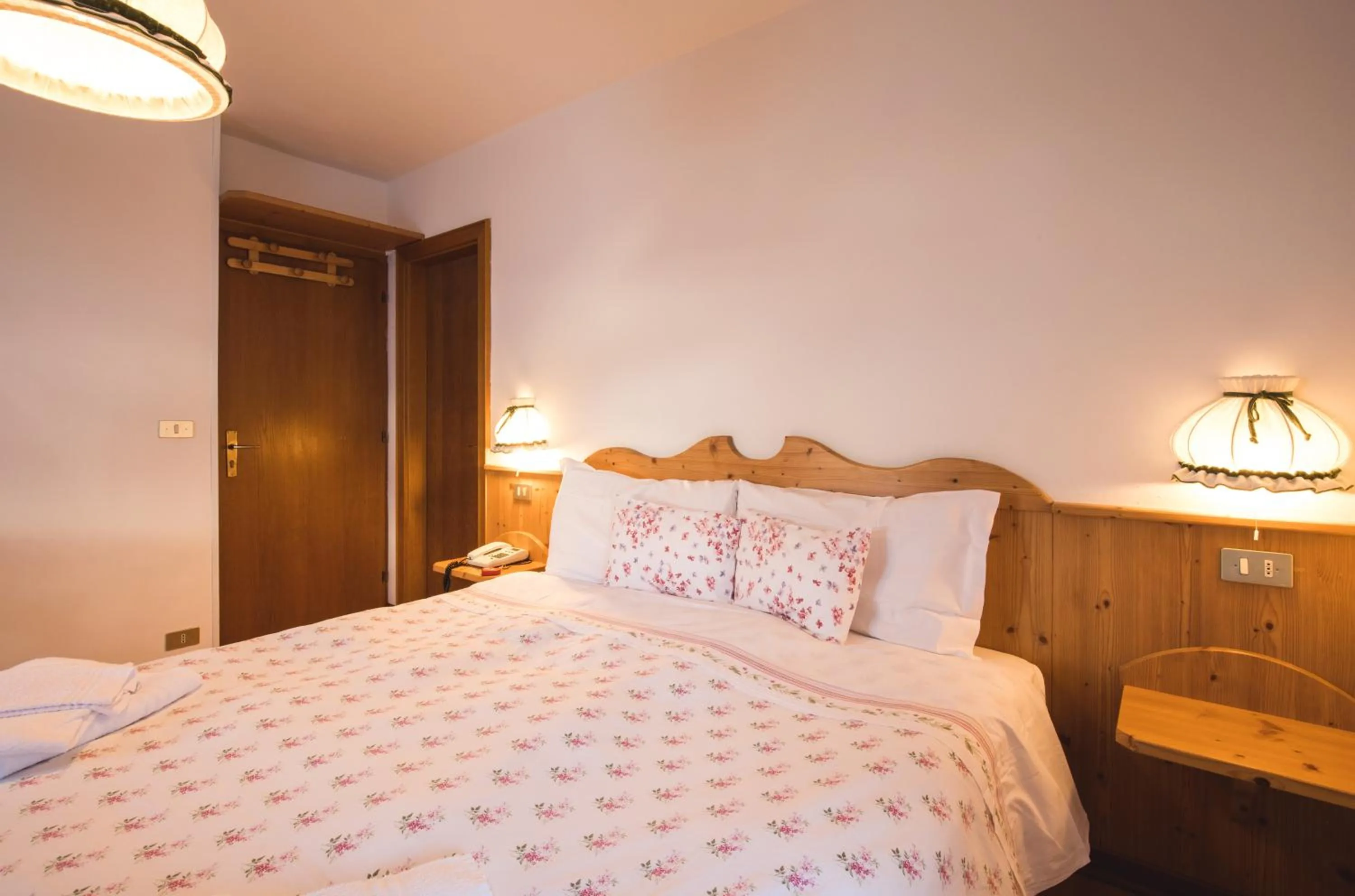 Bed in Albergo Vezzana