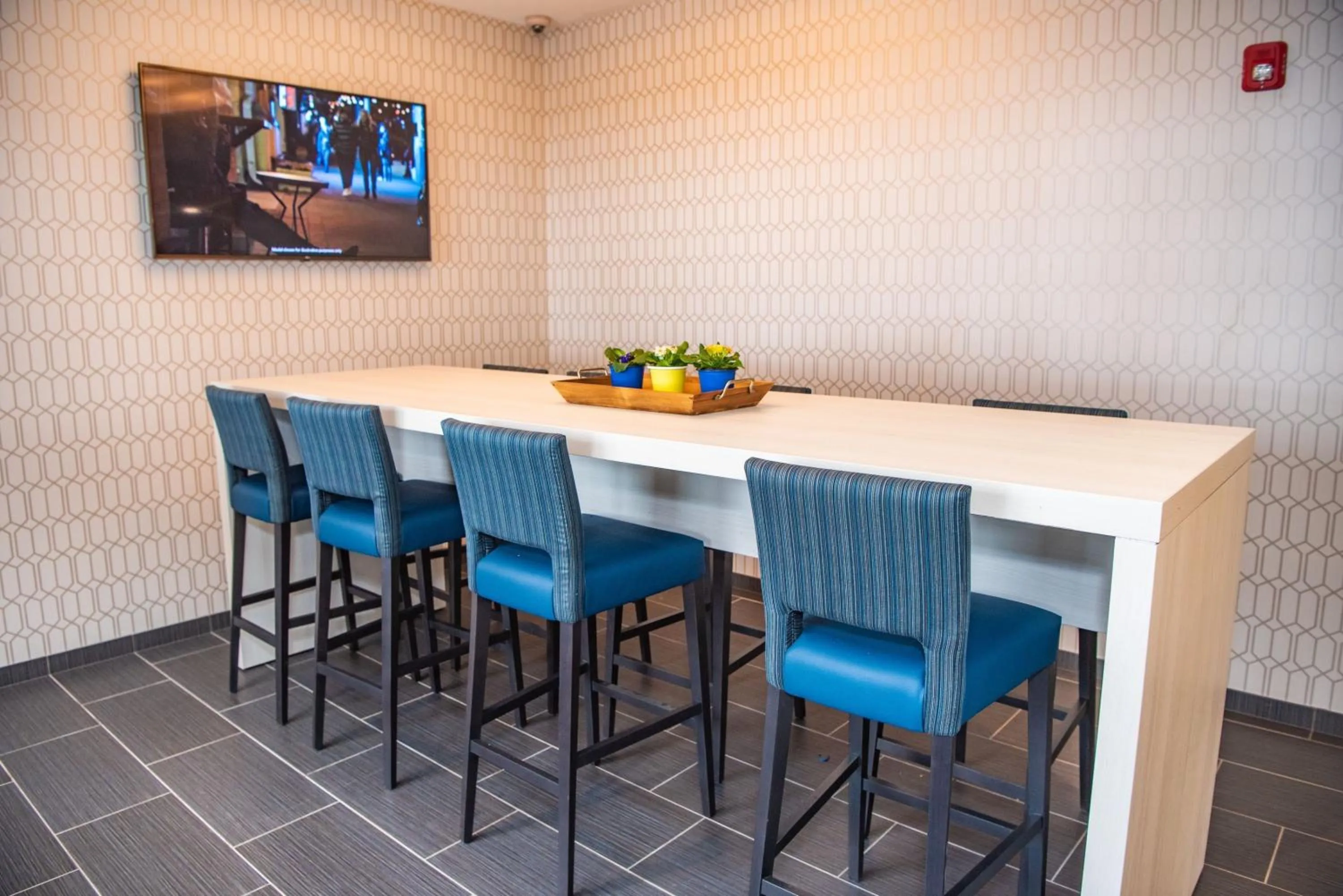 Communal lounge/ TV room in Microtel Inn & Suites by Wyndham Carlisle