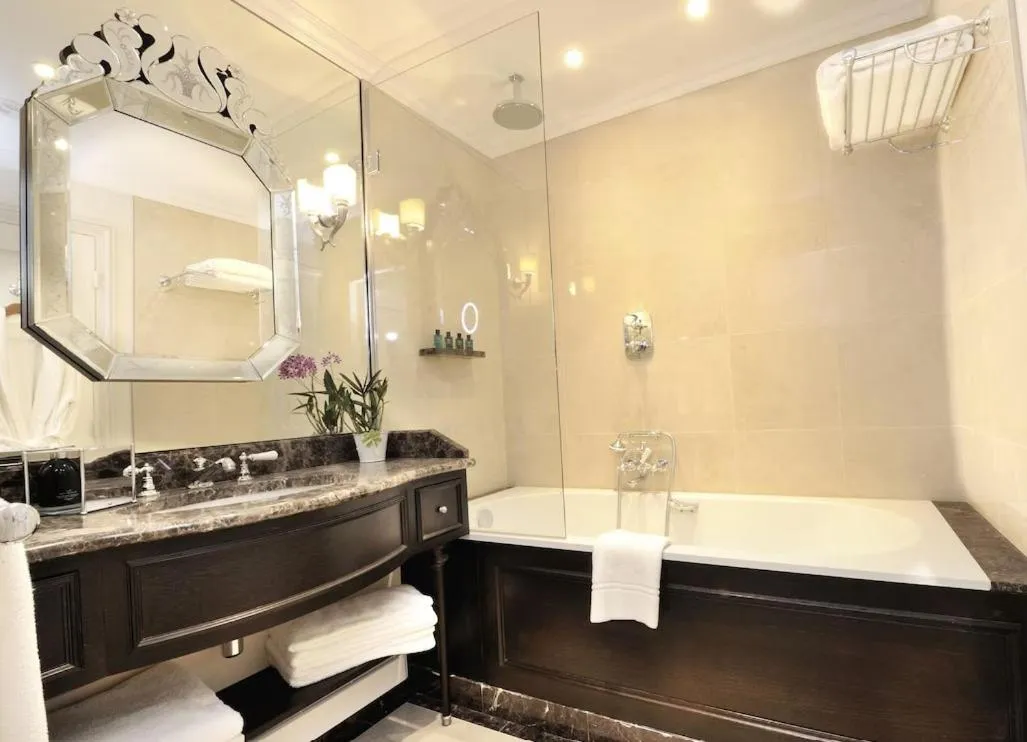 Bathroom in Auberge du Jeu de Paume