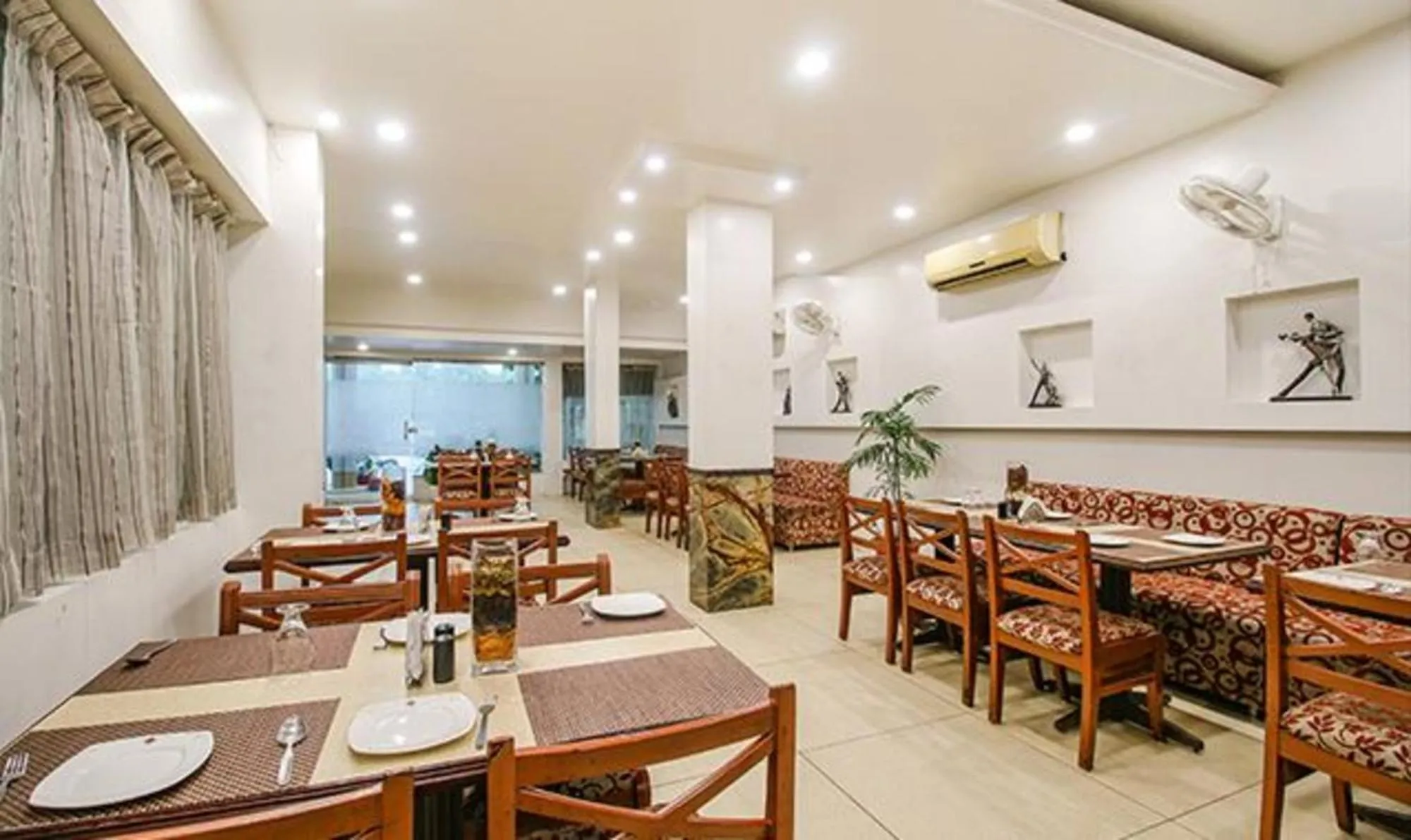 Restaurant/places to eat in FabHotel Silver Inn I
