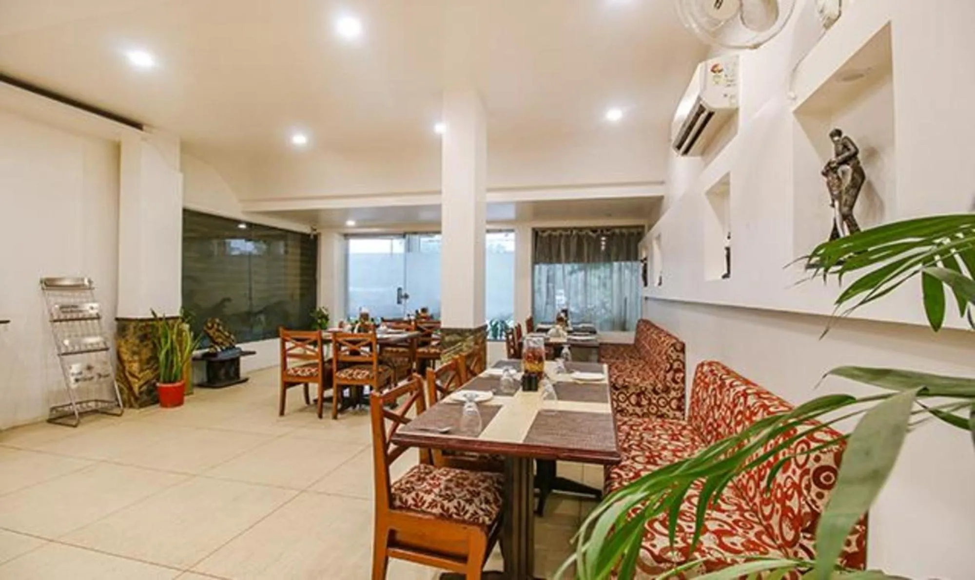 Restaurant/places to eat in FabHotel Silver Inn I