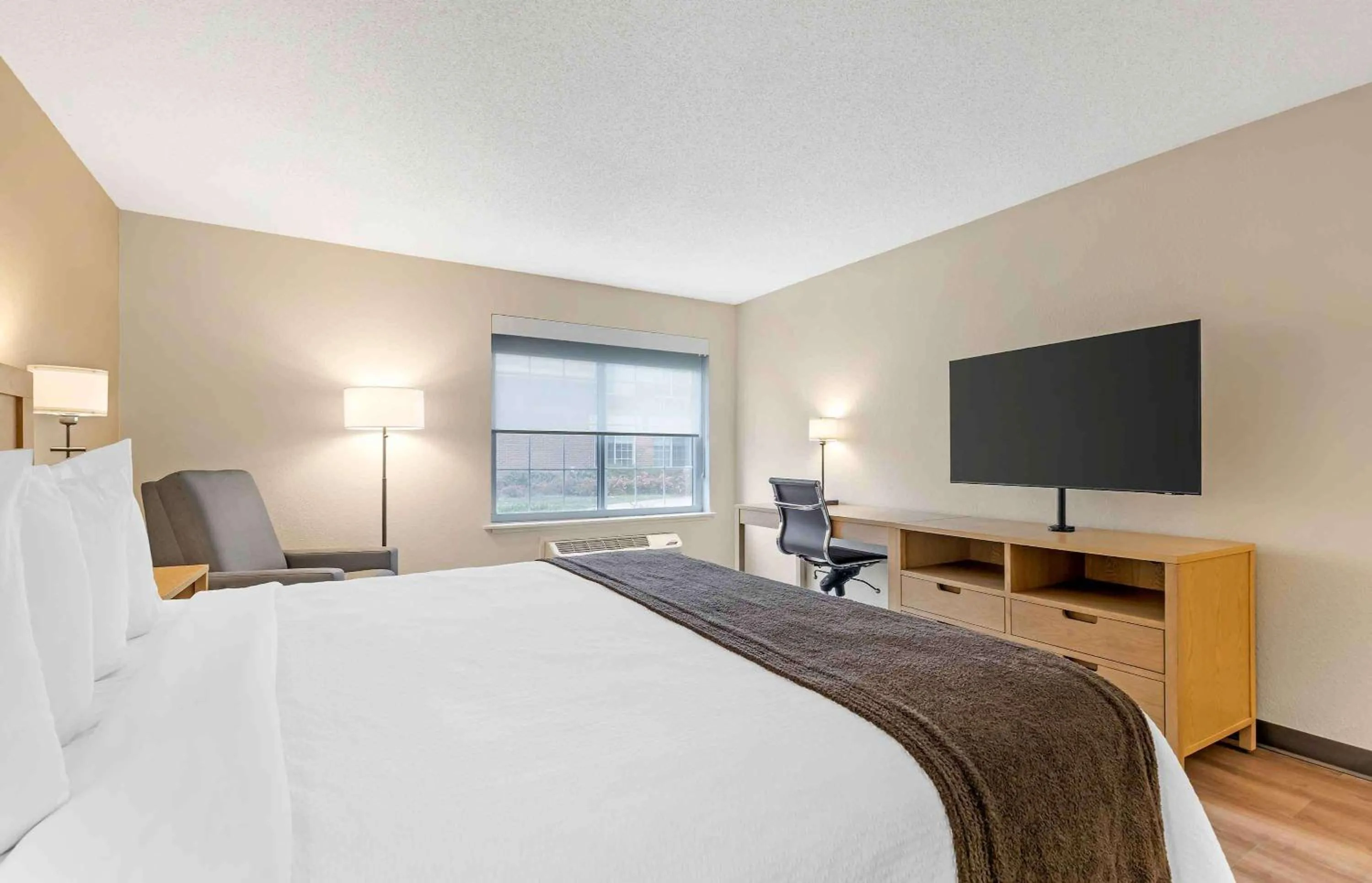 Bedroom, Bed in Extended Stay America Suites - Washington, DC - Tysons Corner