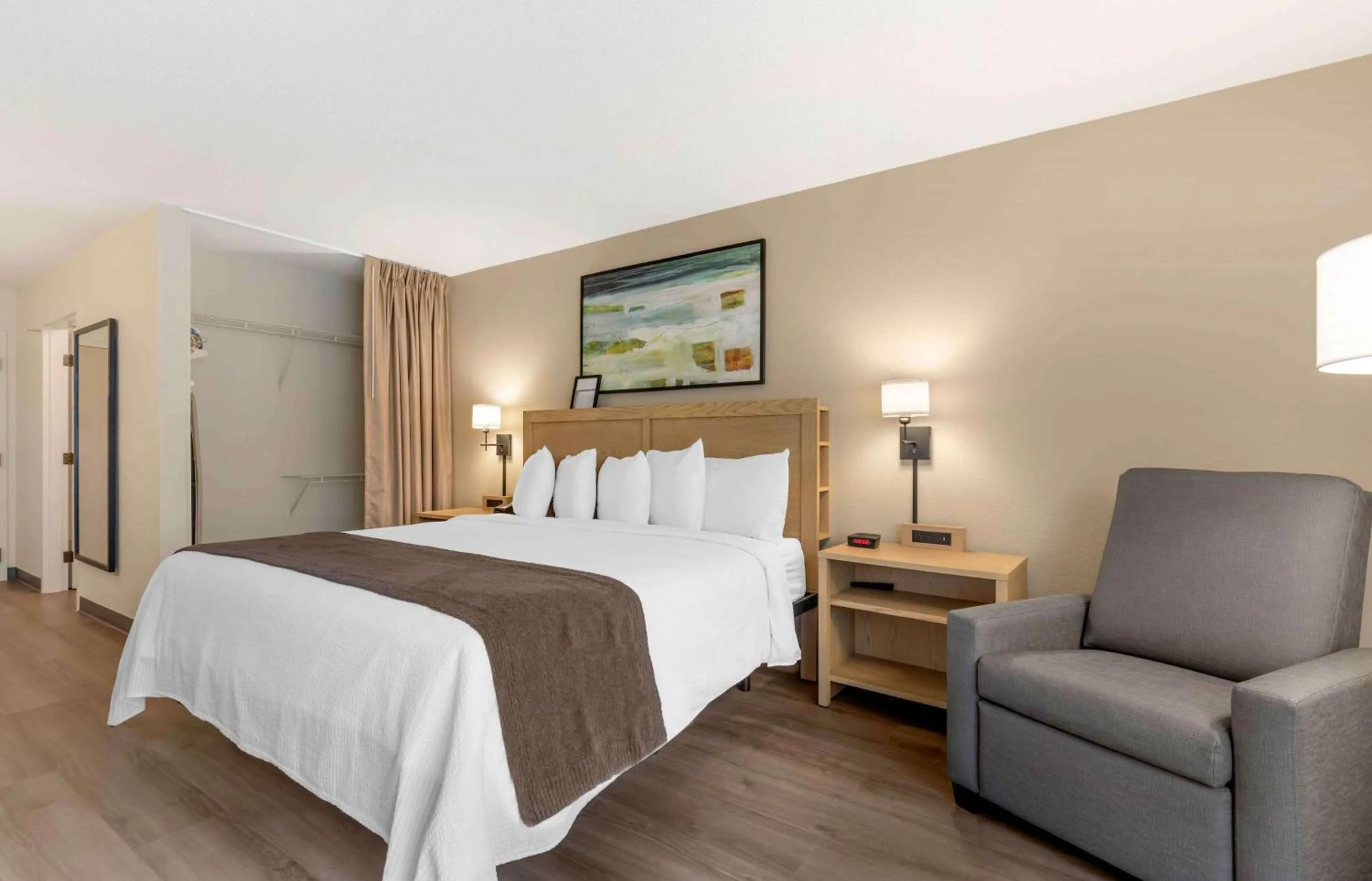 Bedroom, Bed in Extended Stay America Suites - Washington, DC - Tysons Corner